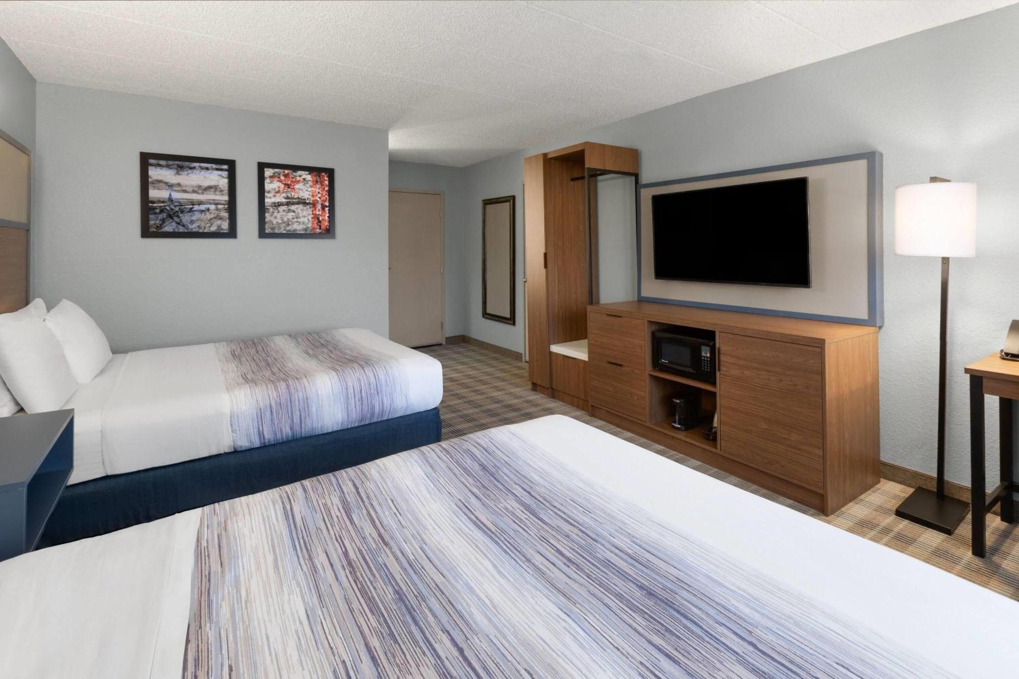 Connecting Room with Two Queen Beds - Non-Smoking
