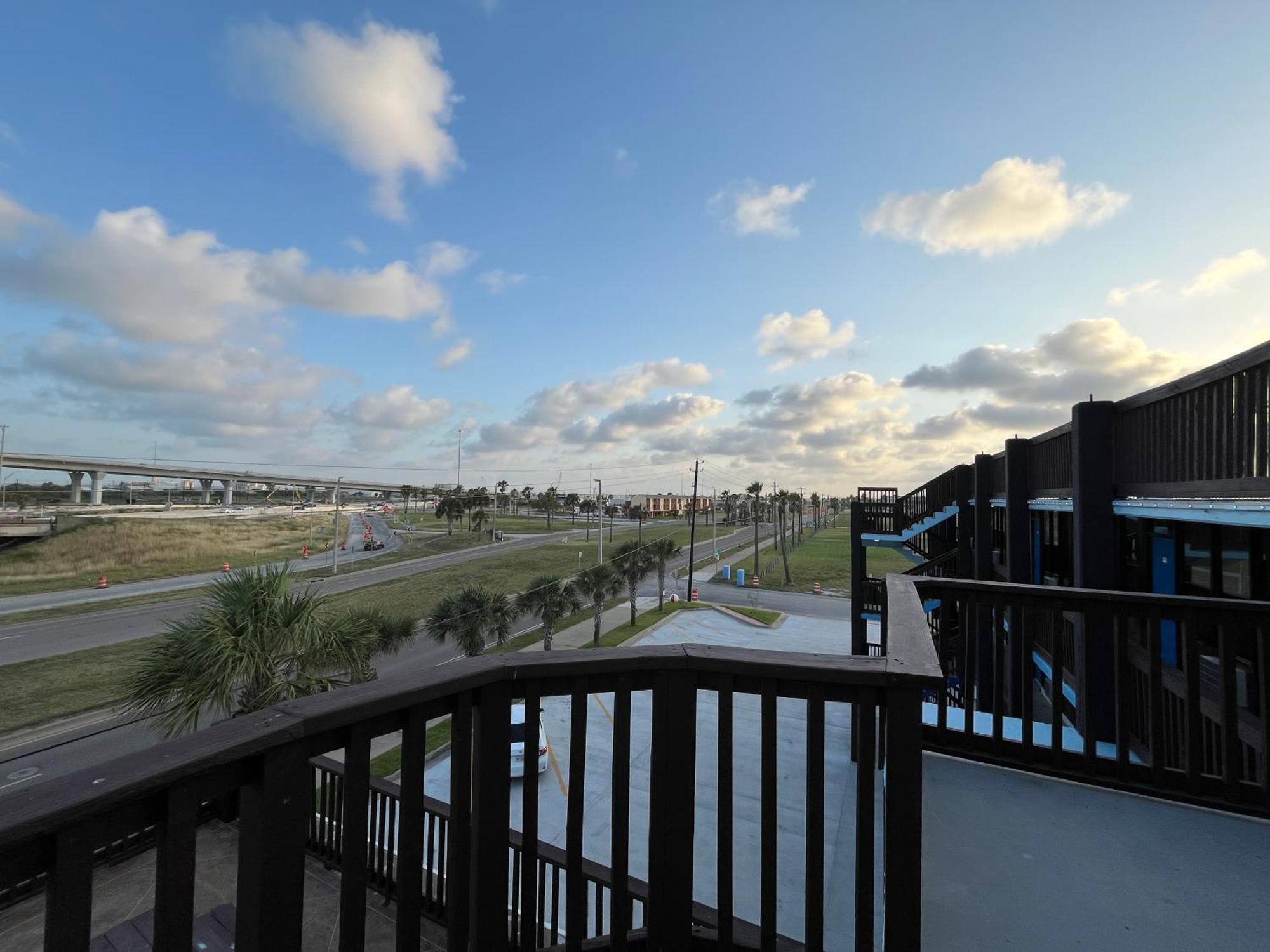 Queen Room Harbor Bridge Side