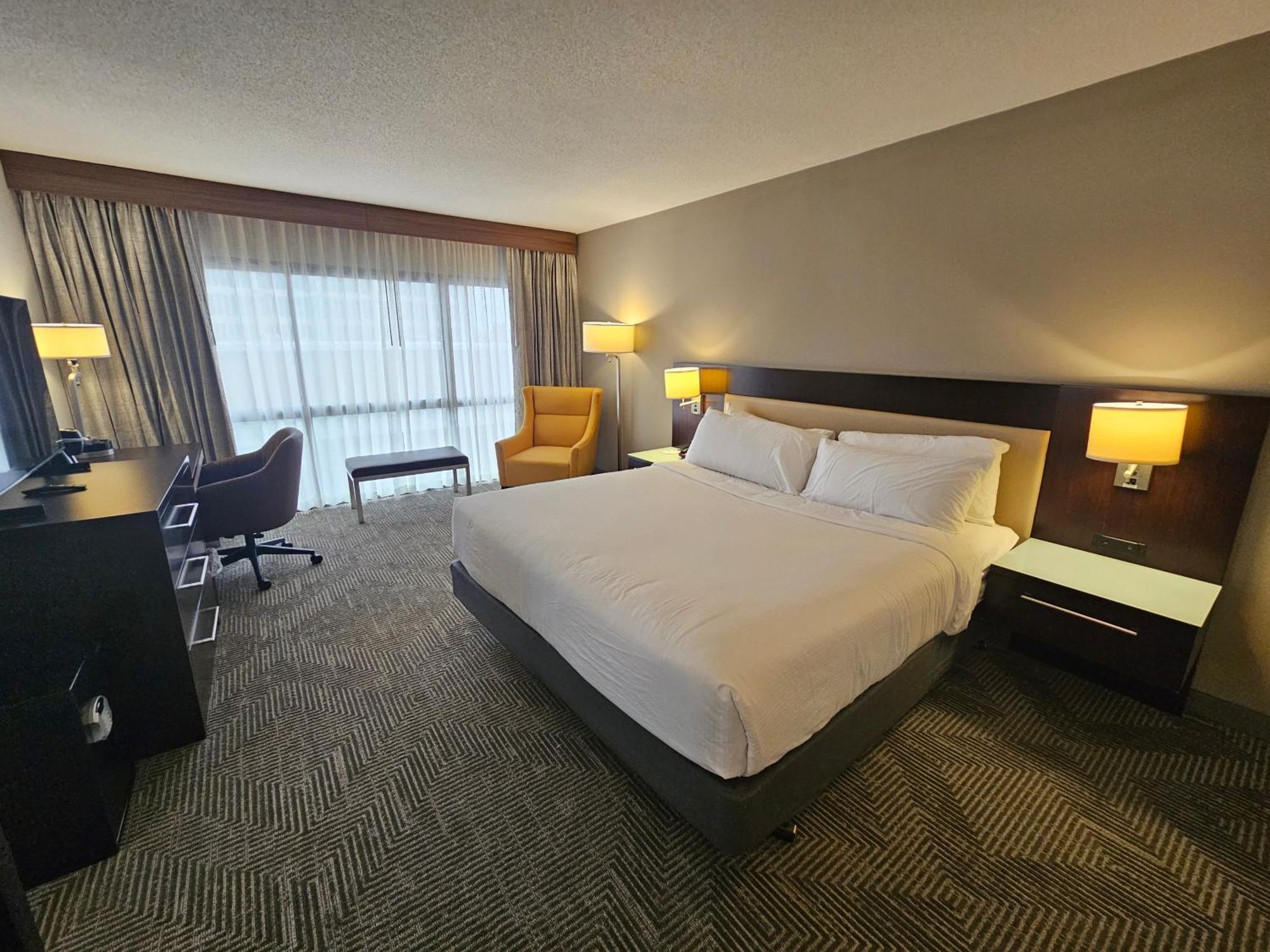 King Room with Tub and Grab Bars - Mobility/Hearing Accessible - Non-Smoking