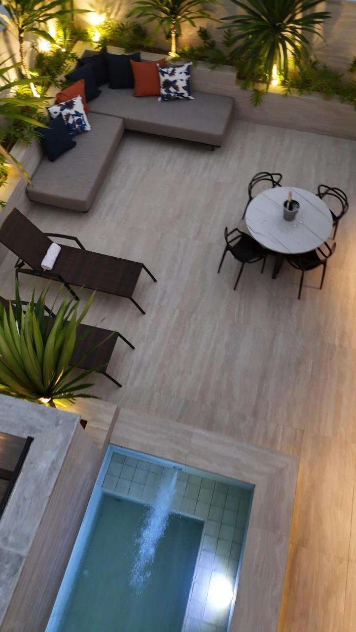 Quarto com Cama Queen-size e Vista da Piscina