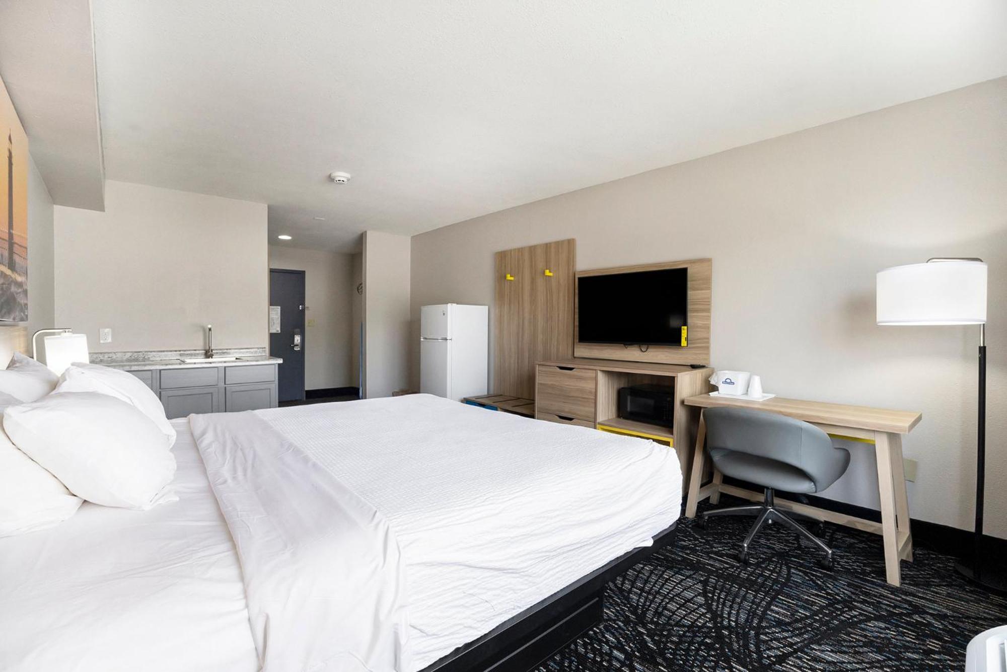 Deluxe King Room - Non-Smoking