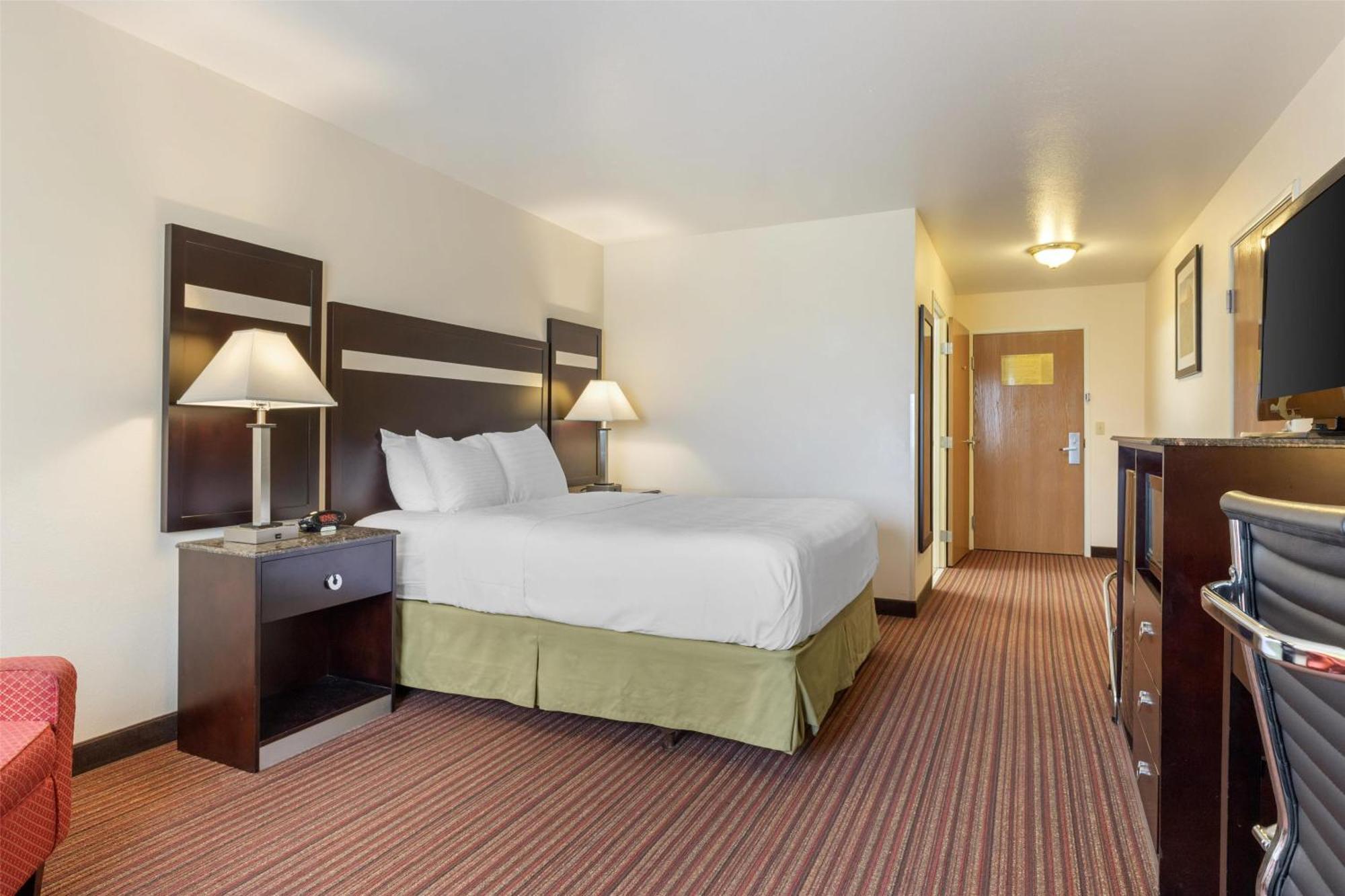 Queen Room Roll Shower Mobility Accessible or Non-Smoking