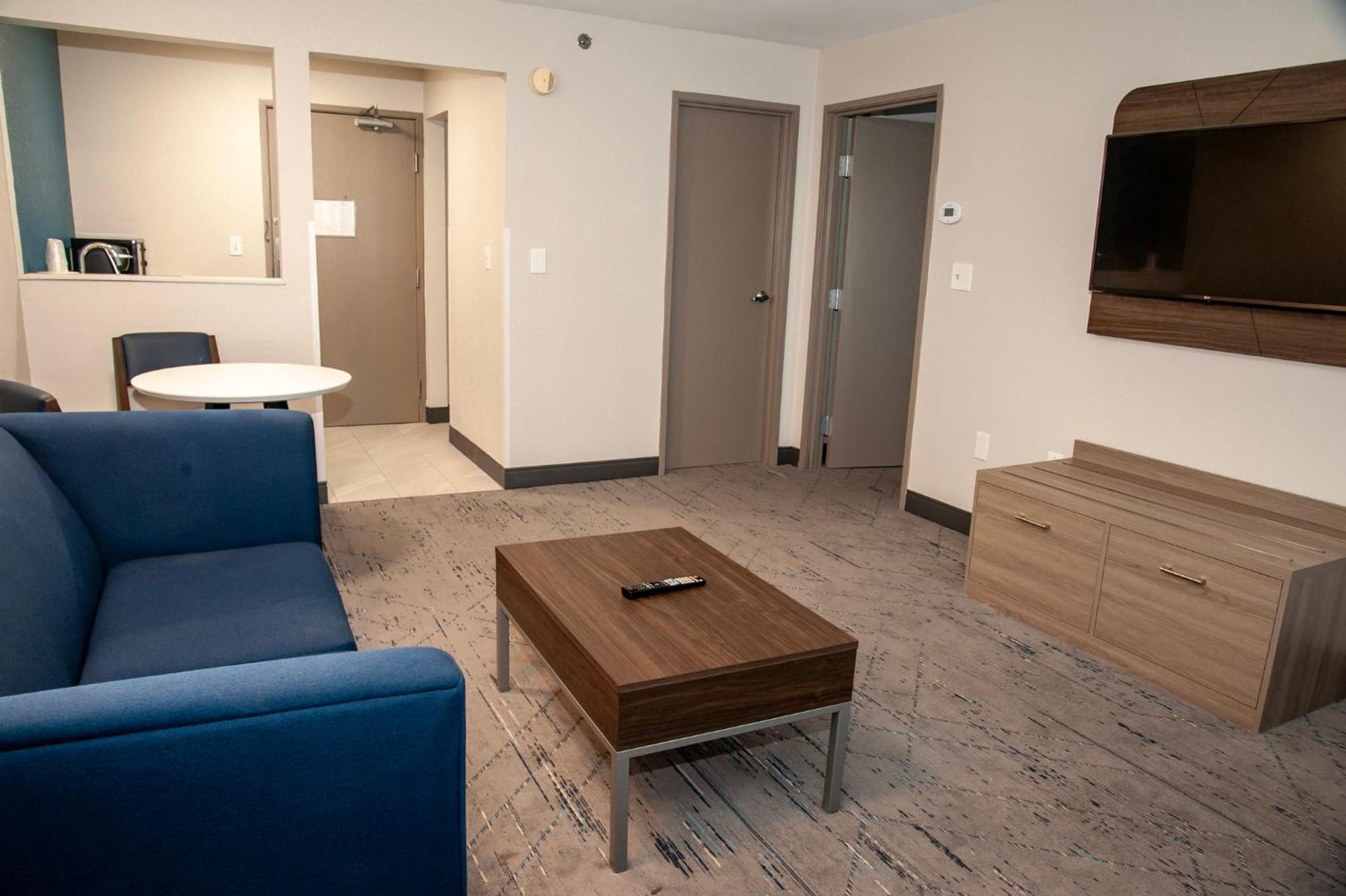 One Bedroom King Suite with Sofa Bed - Non-Smoking