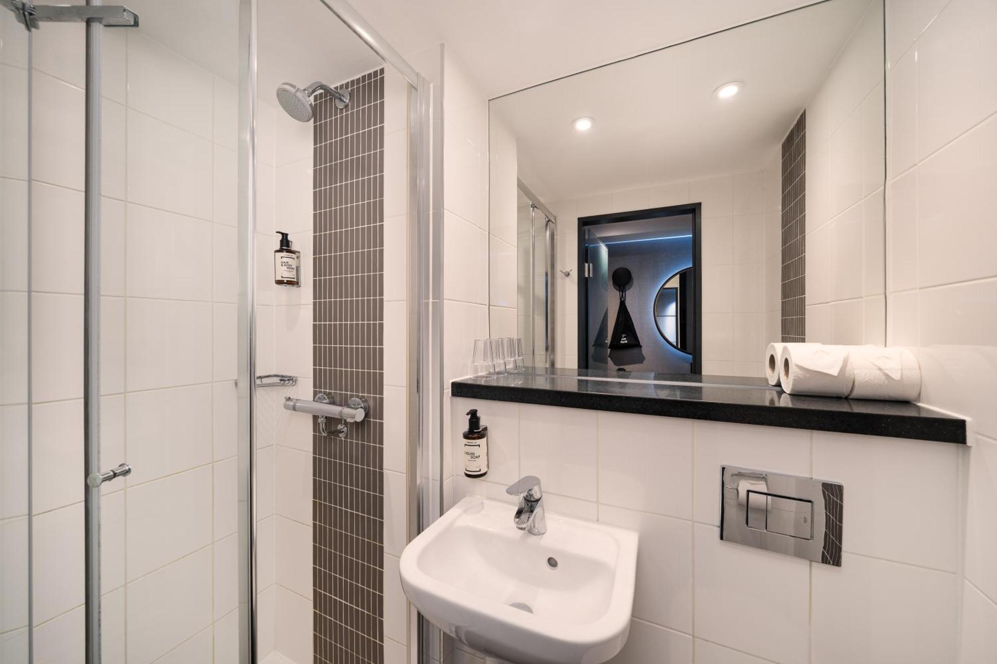 Habitación doble acogedora con ventana
