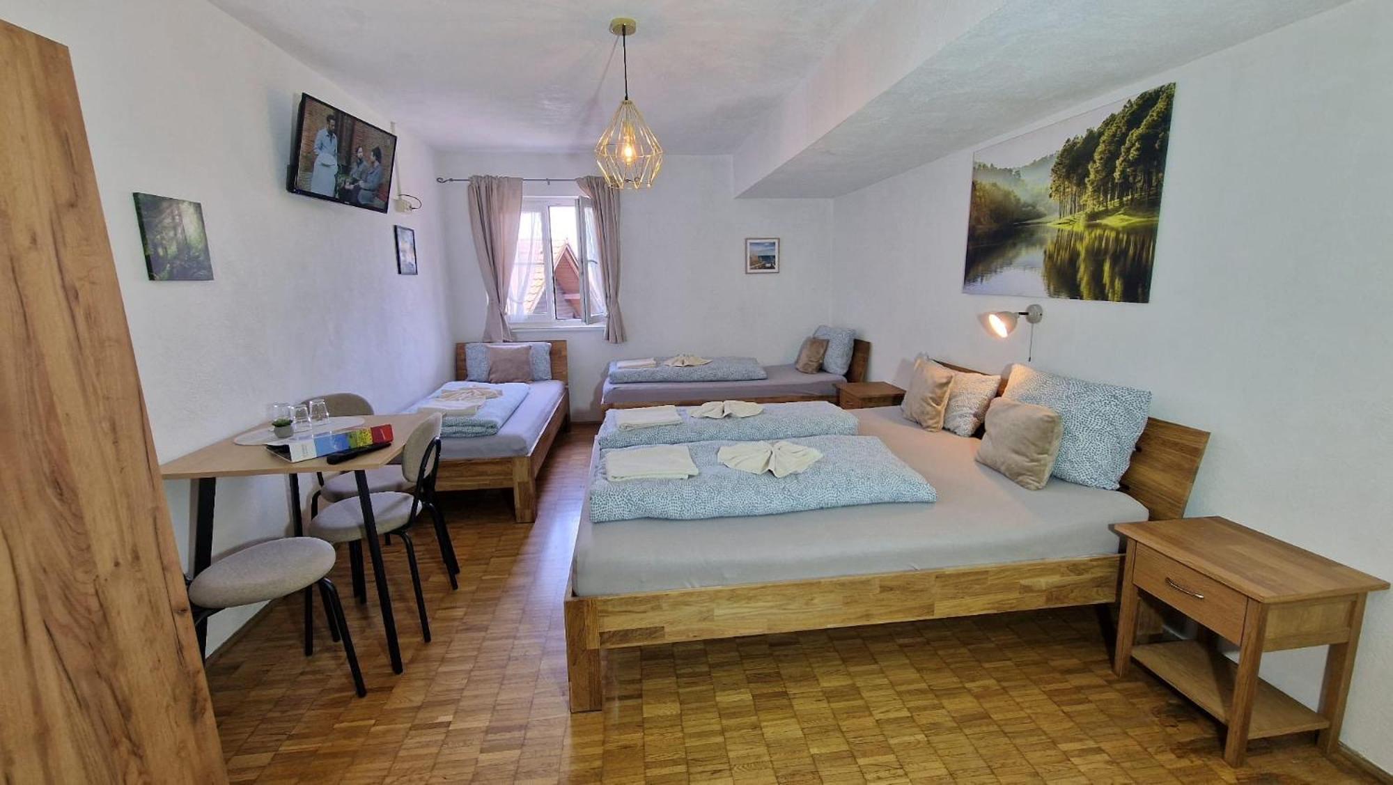 Vierbettzimmer mit Dusche
