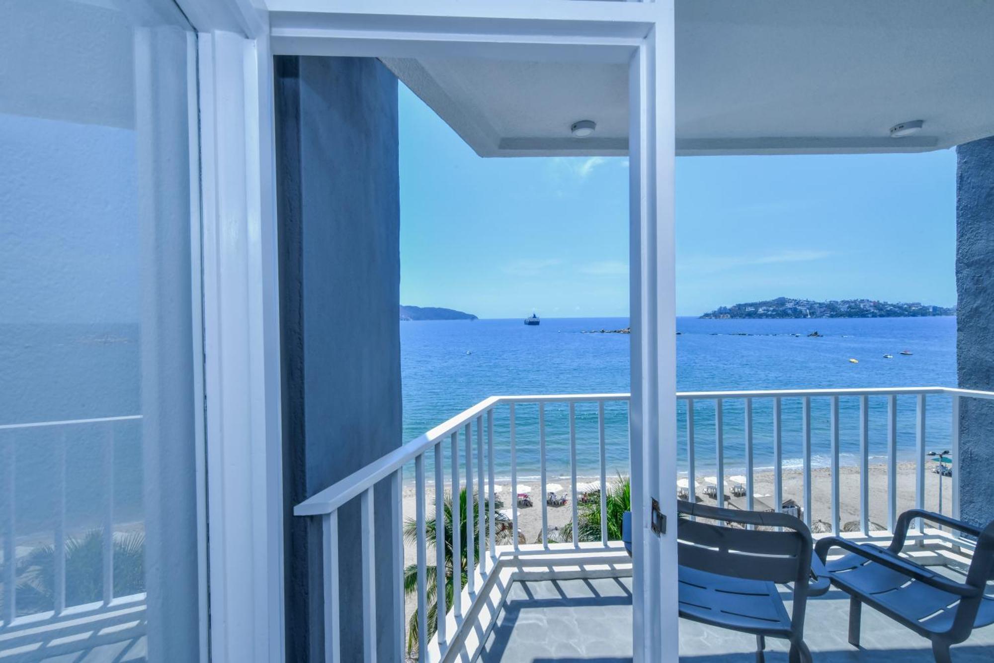 Habitación con cama extragrande y vistas al mar
