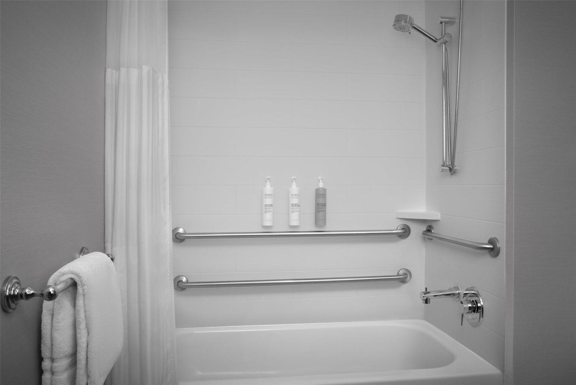 King Room Accessible Tub Mobility Access,1682934035:JPEG