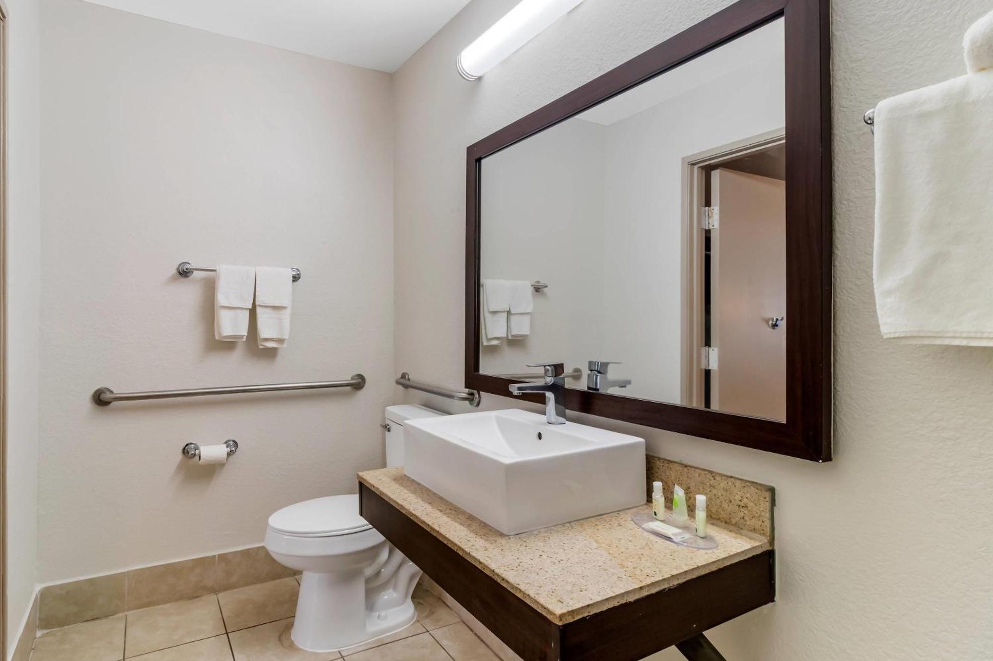 Habitación con cama extragrande y ducha a ras de suelo - Adaptada para personas con movilidad reducida