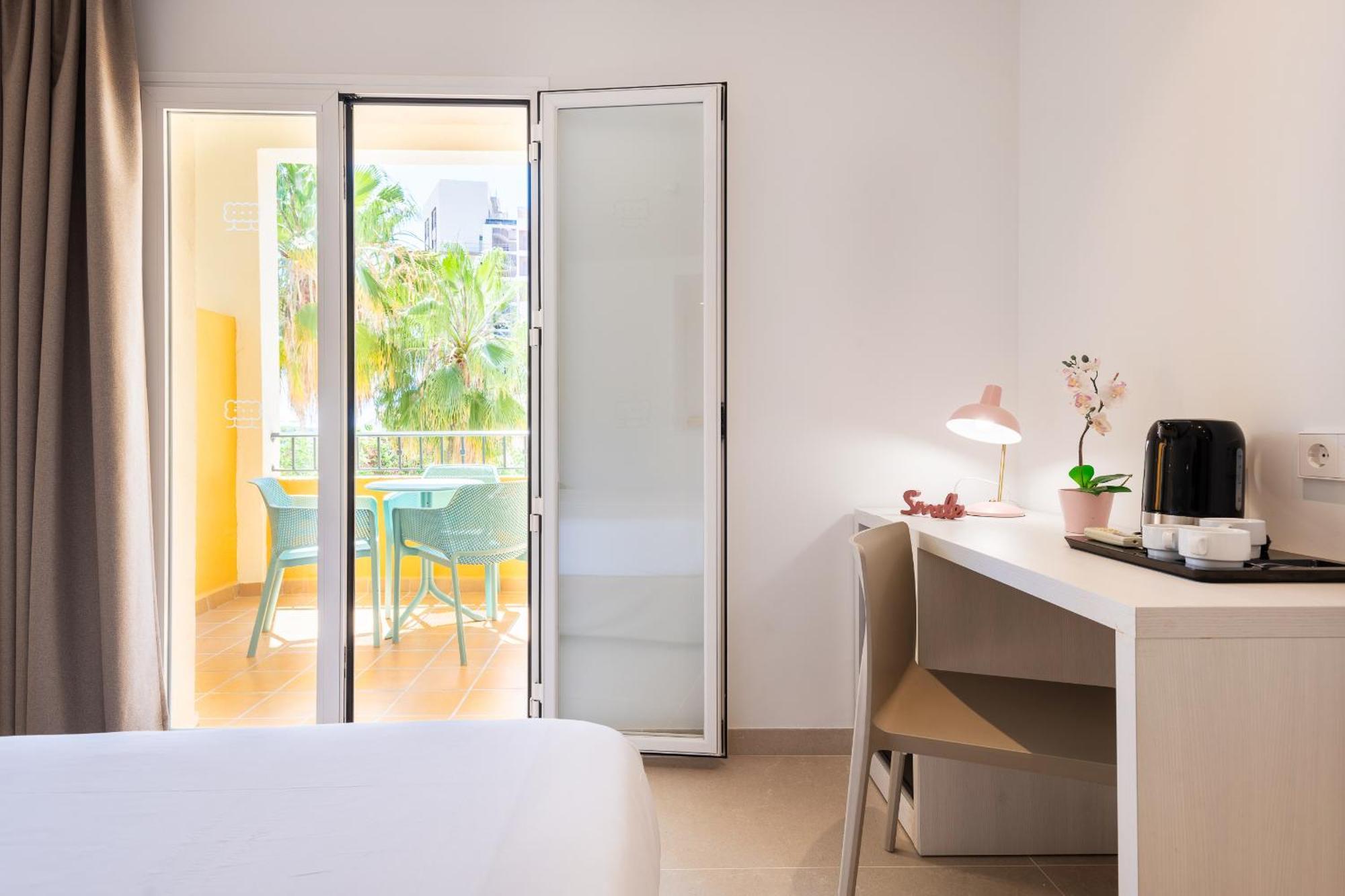 Habitación doble con cama supletoria y vistas al mar