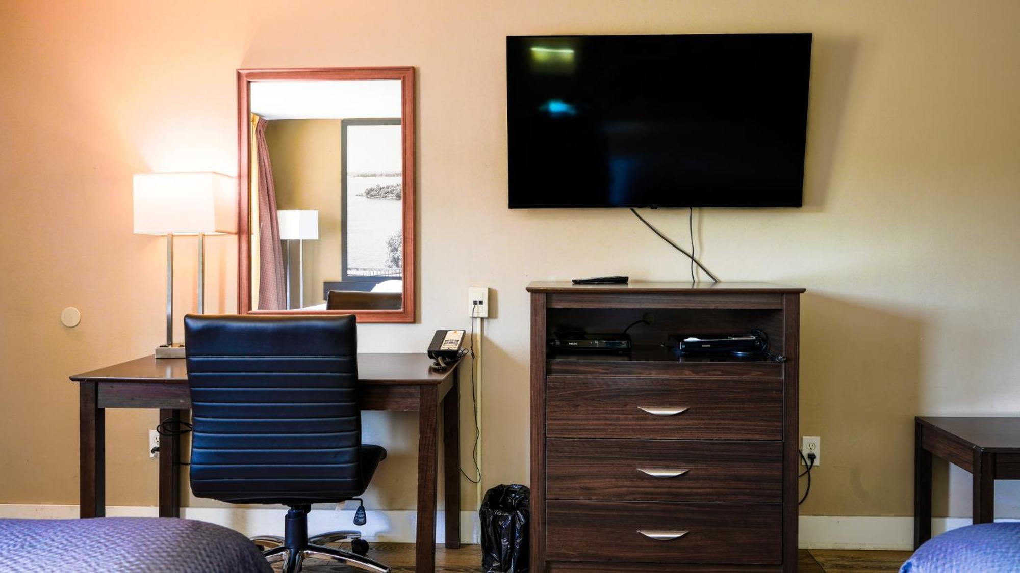 Deluxe Studio with Two Double Beds - Non-Smoking