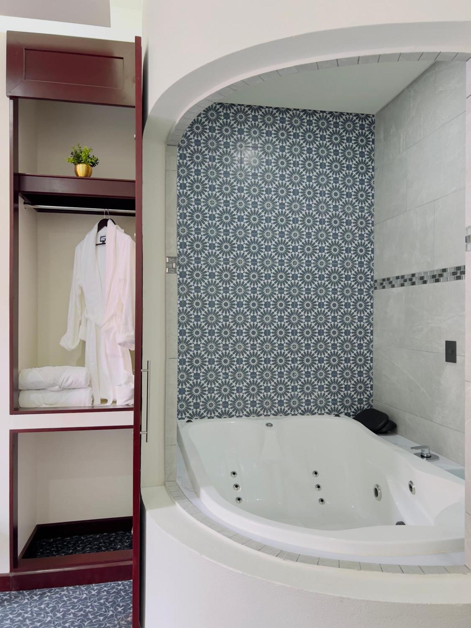 Deluxe Suite Spa Bath