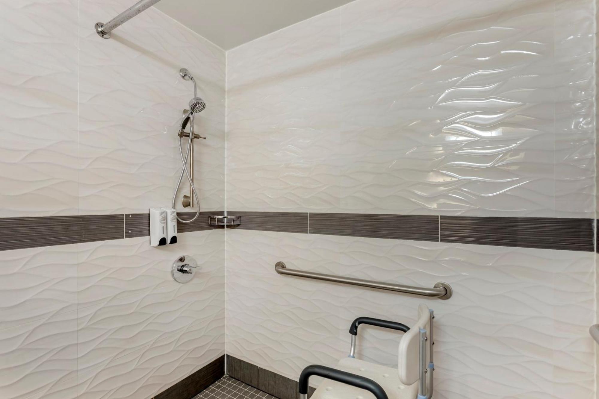Premium Queen Room - Disability Access/Roll-In Shower Smoke Free