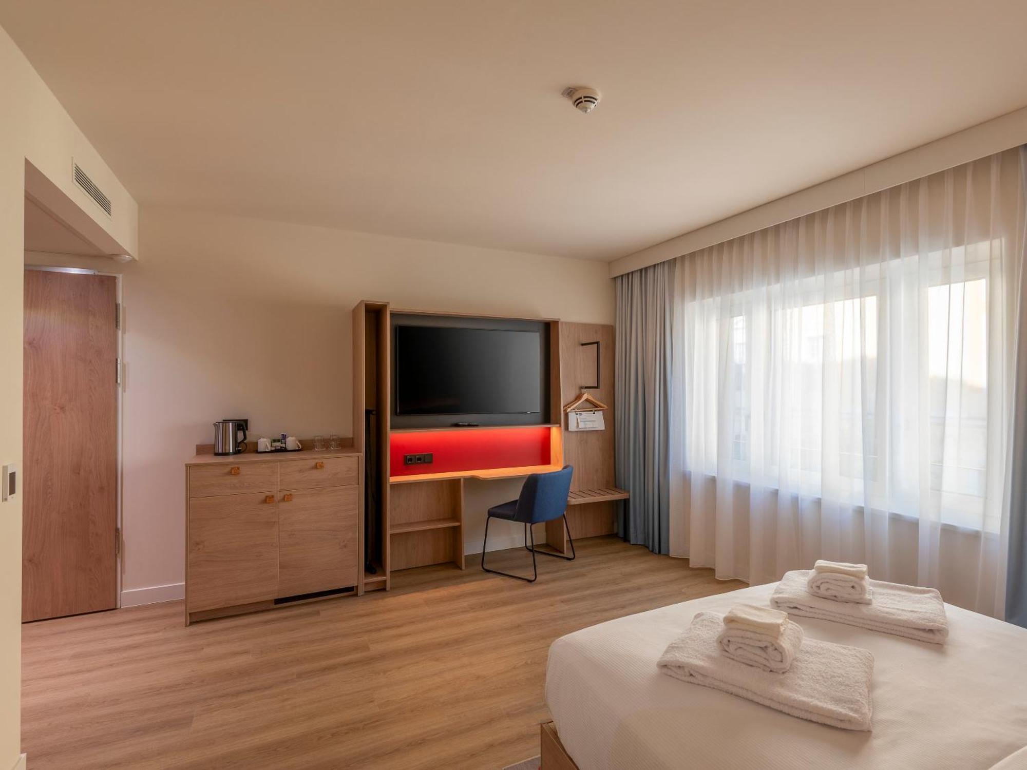 Queen Room Accessible