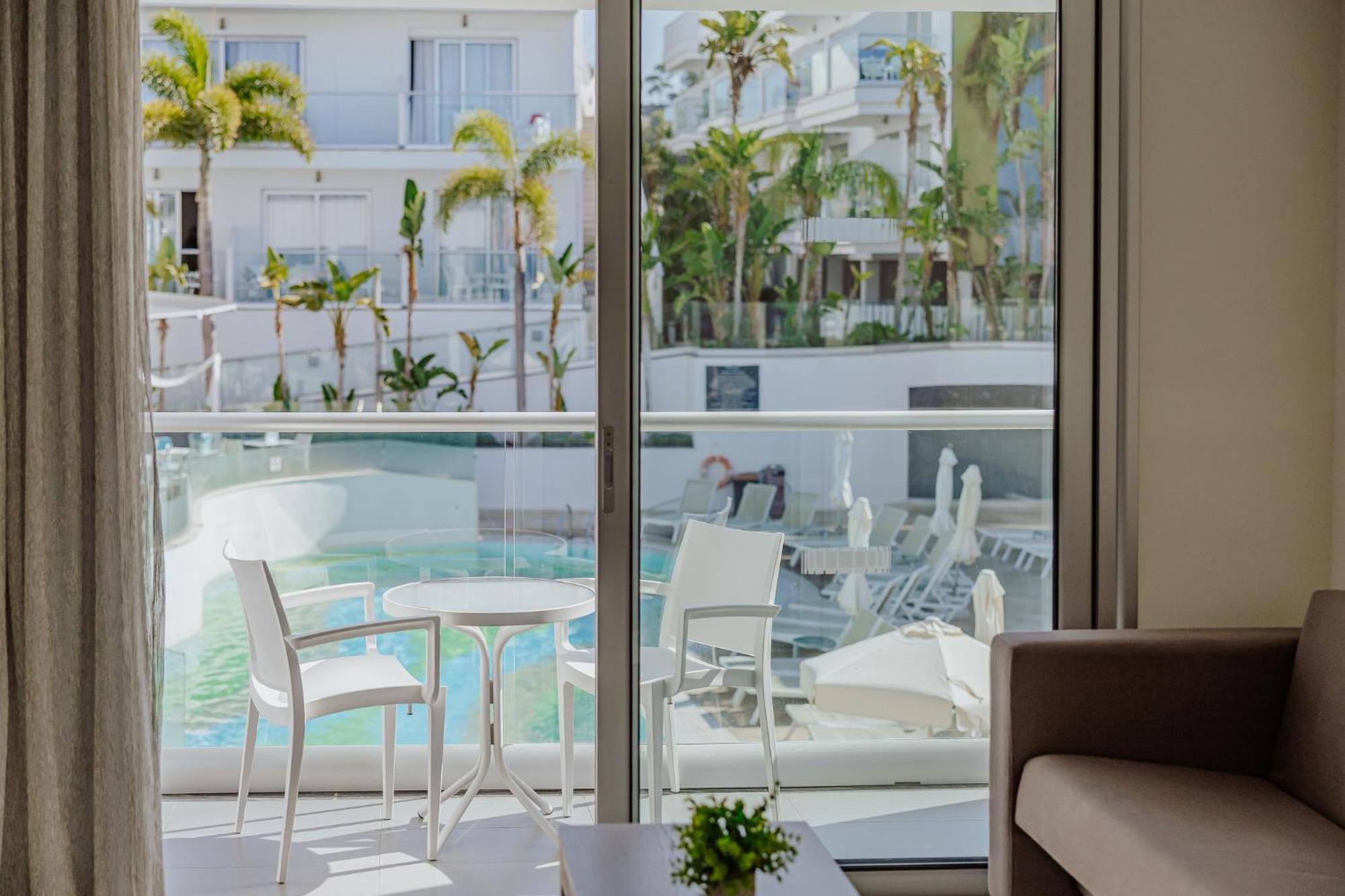 Chambre Double ou Lits Jumeaux - Vue sur Piscine