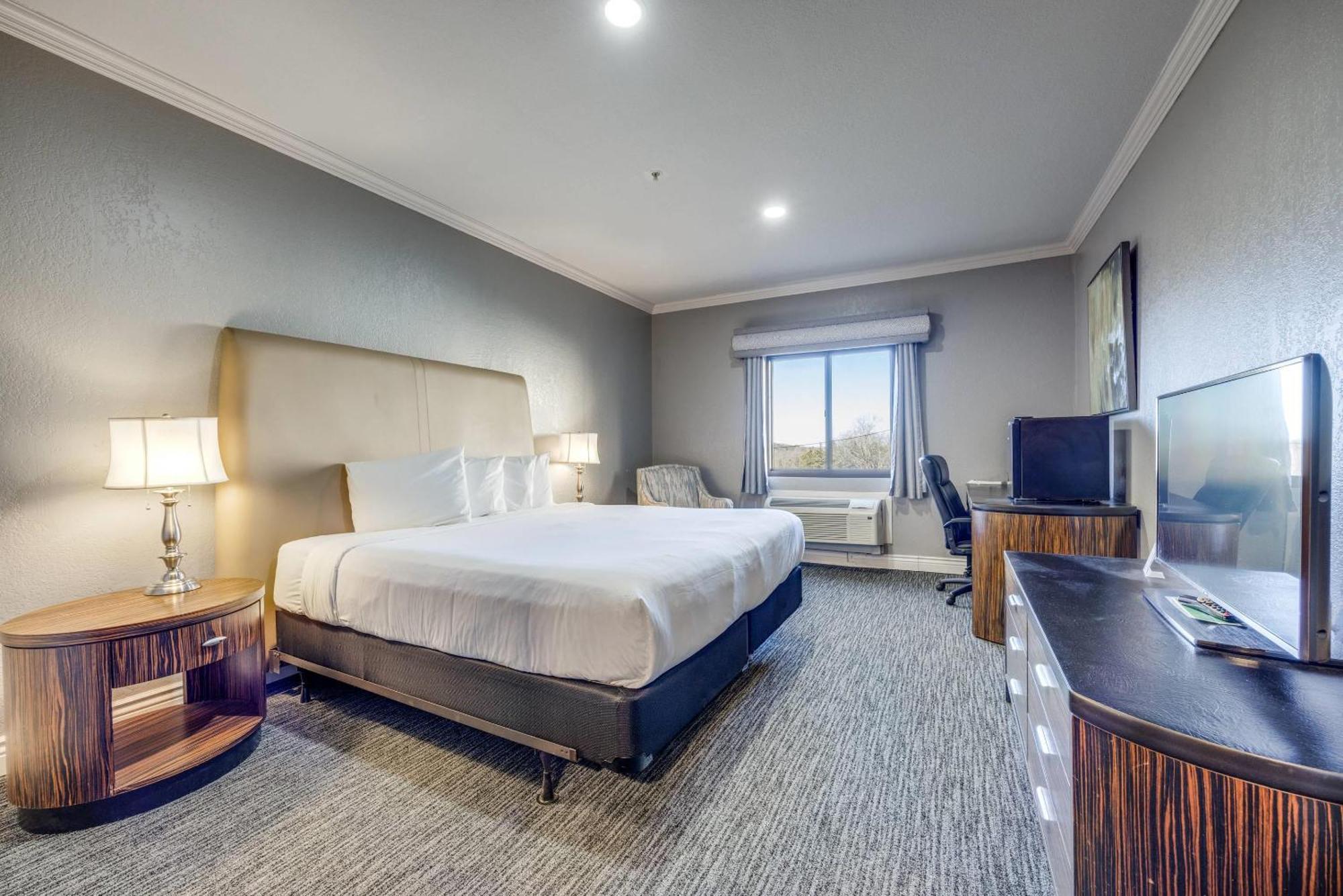 King Room with Roll-In Shower - Disability Access/Non Smoking