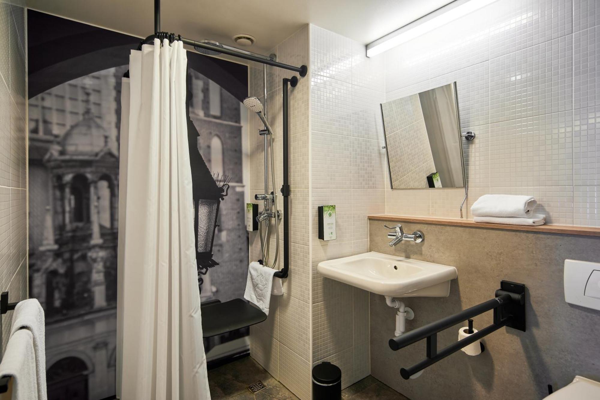 Standard Room - 1 Queen Bed