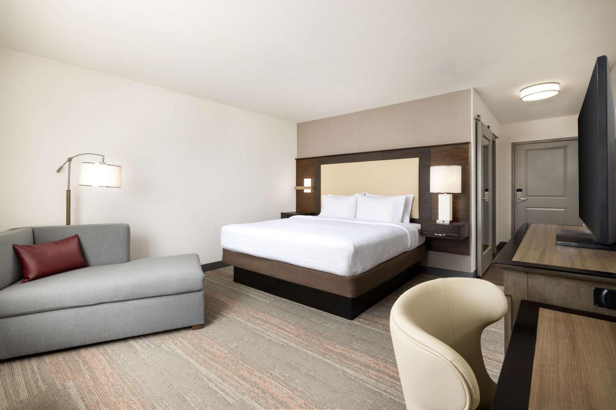 King Room with River View - Non-Smoking