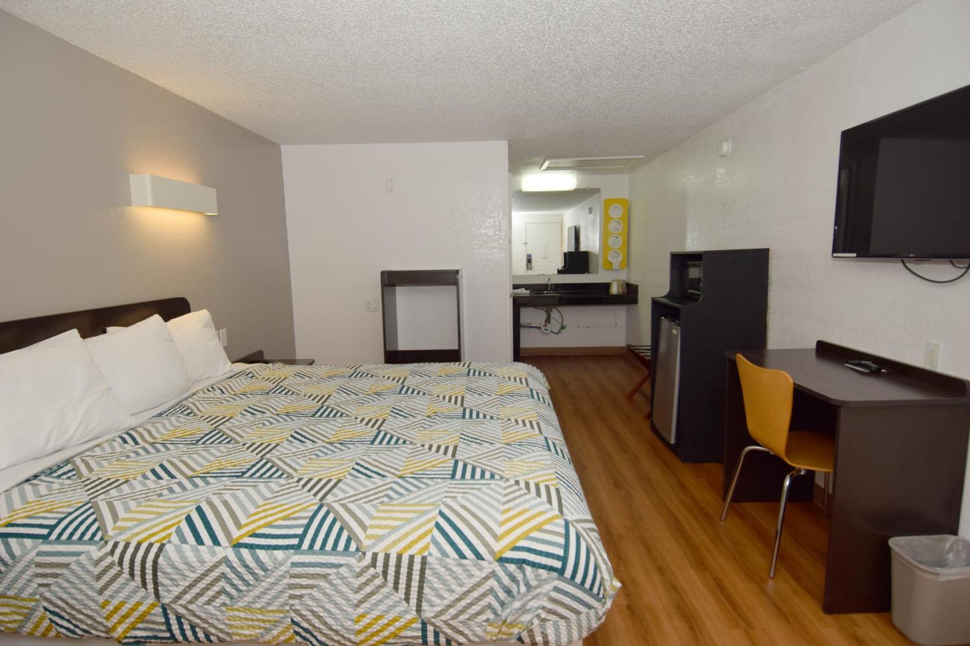 King Room with Roll-in Shower - Disability Access - Non-Smoking