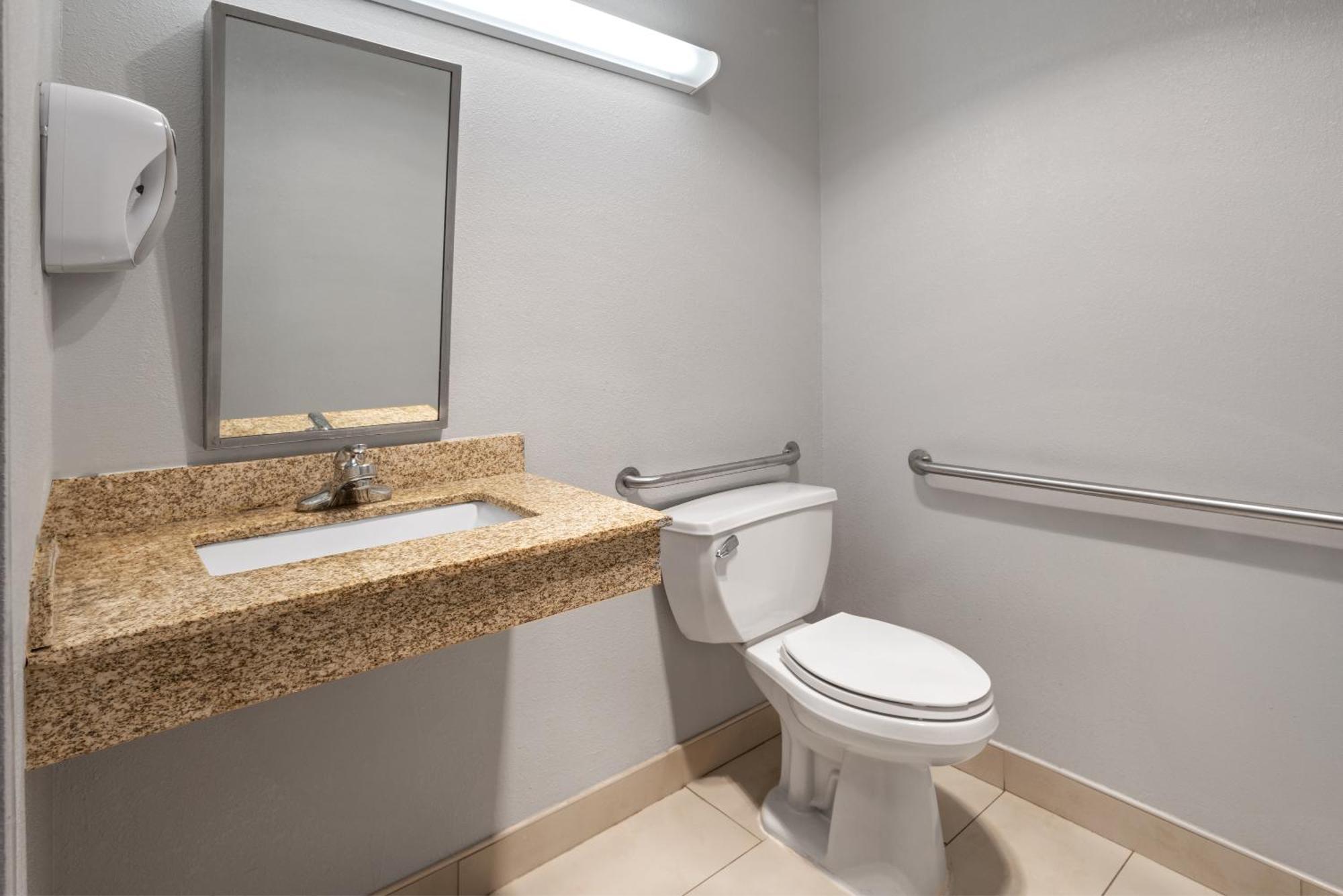 Queen Room with Bath Tub - Mobility Accessible/Non-Smoking