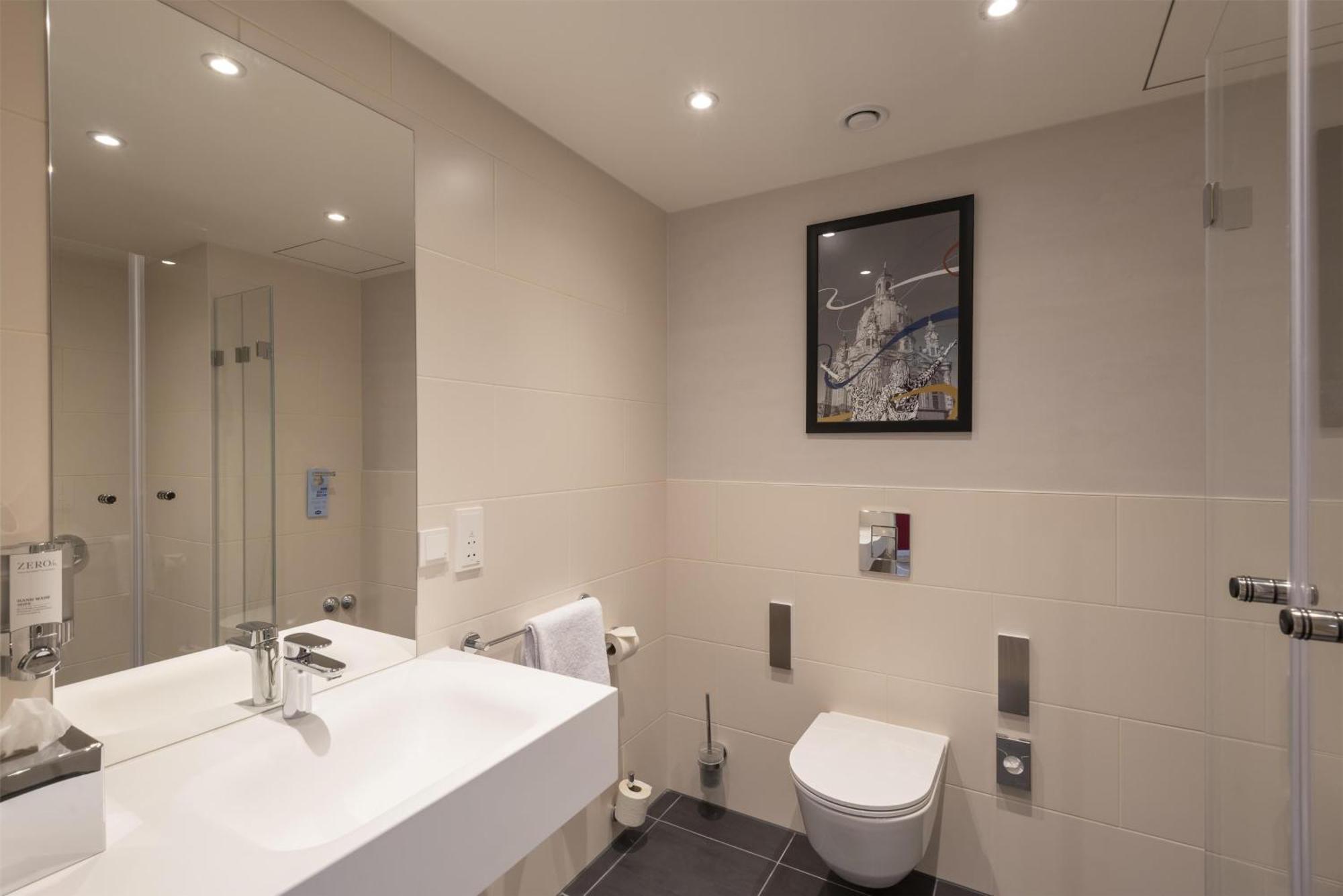 Queen Room Accessible