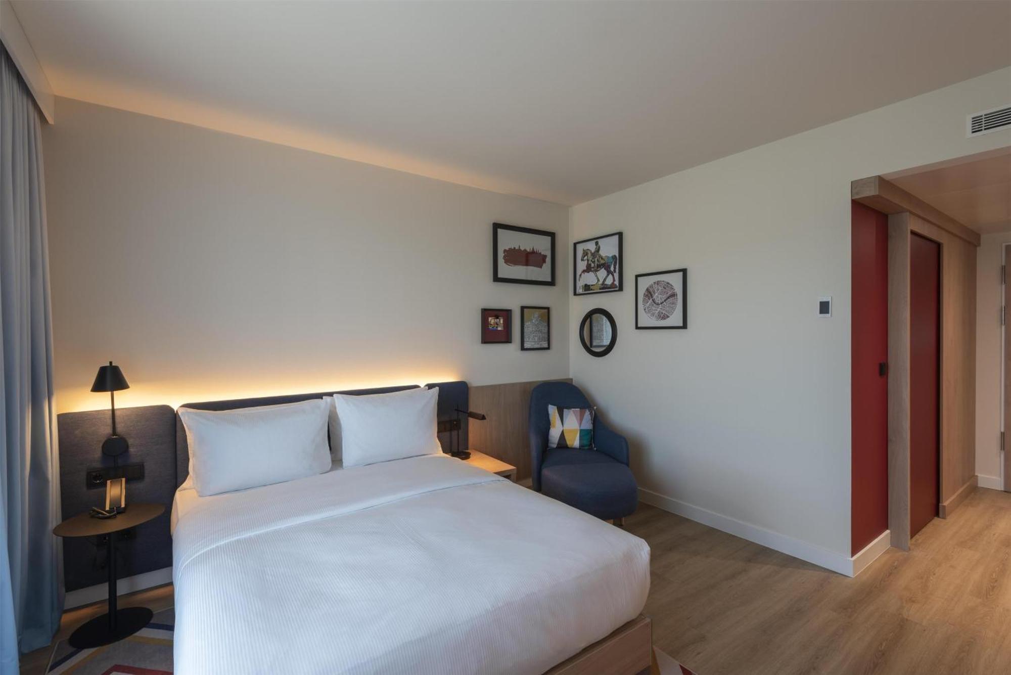 Queen Room Accessible