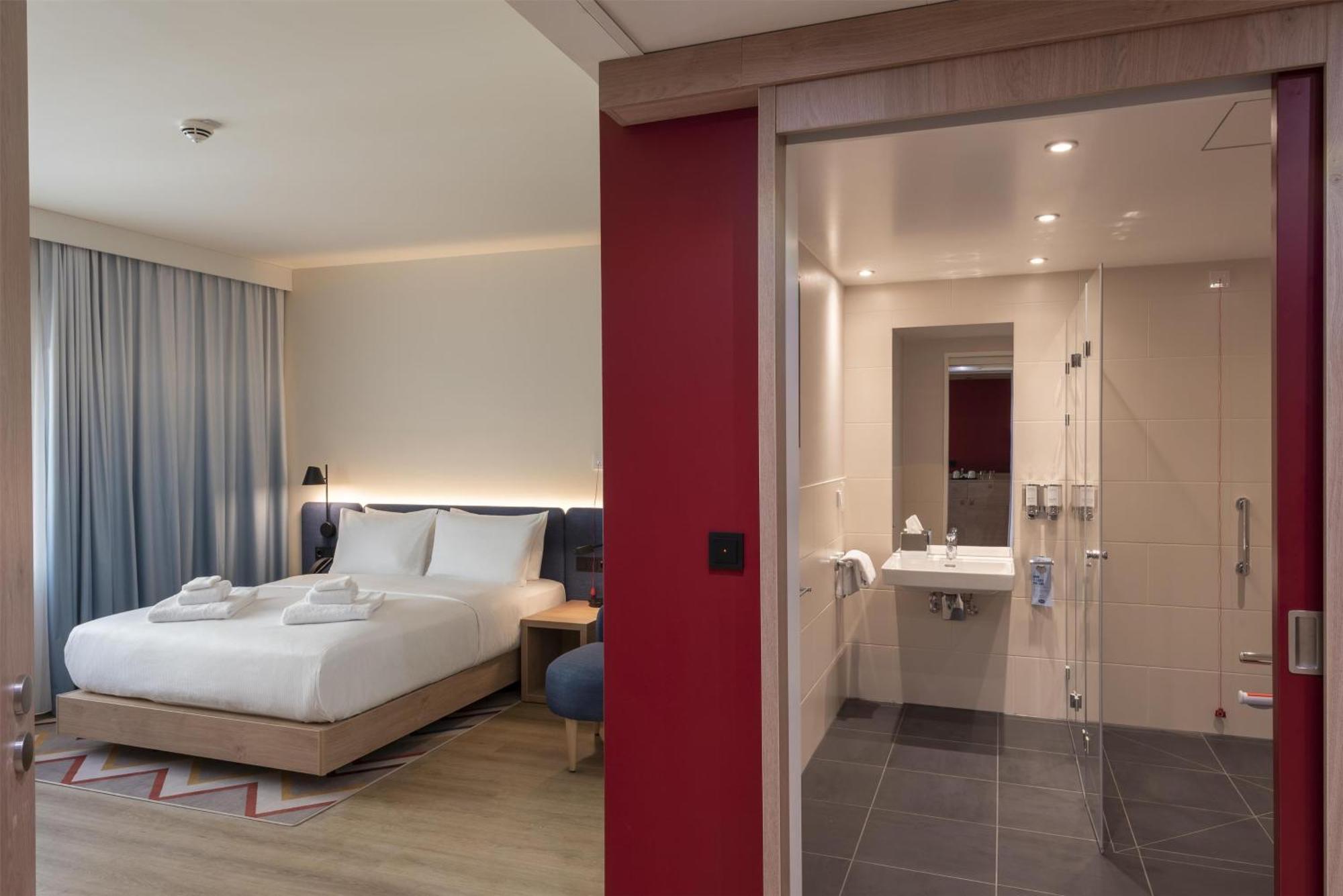 Queen Room Accessible