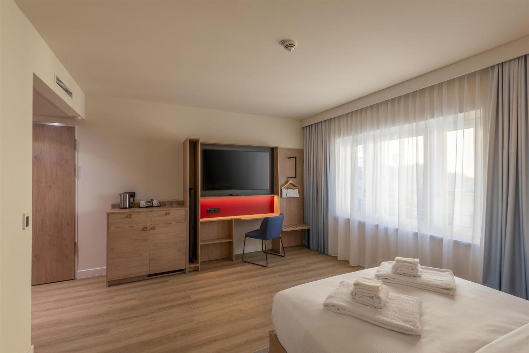 Queen Room Accessible