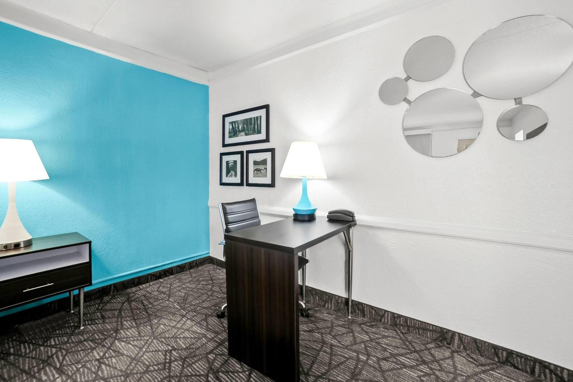 Deluxe King Room - Non-Smoking