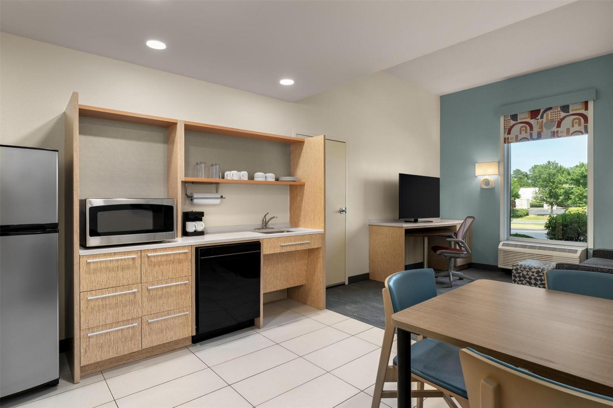 Queen Suite with Roll-In Shower - Mobility and Hearing Access/Non-Smoking