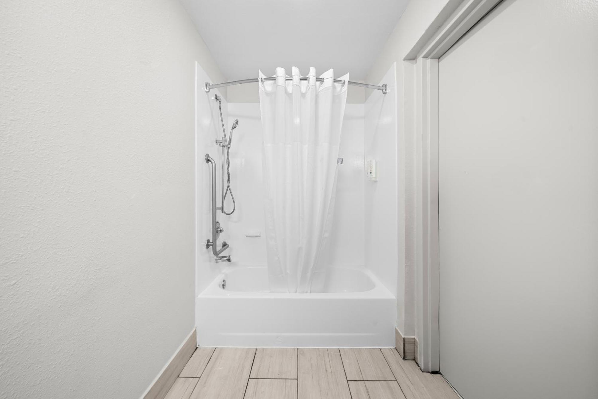 King Room with Tub - Disability Access/Non Smoking