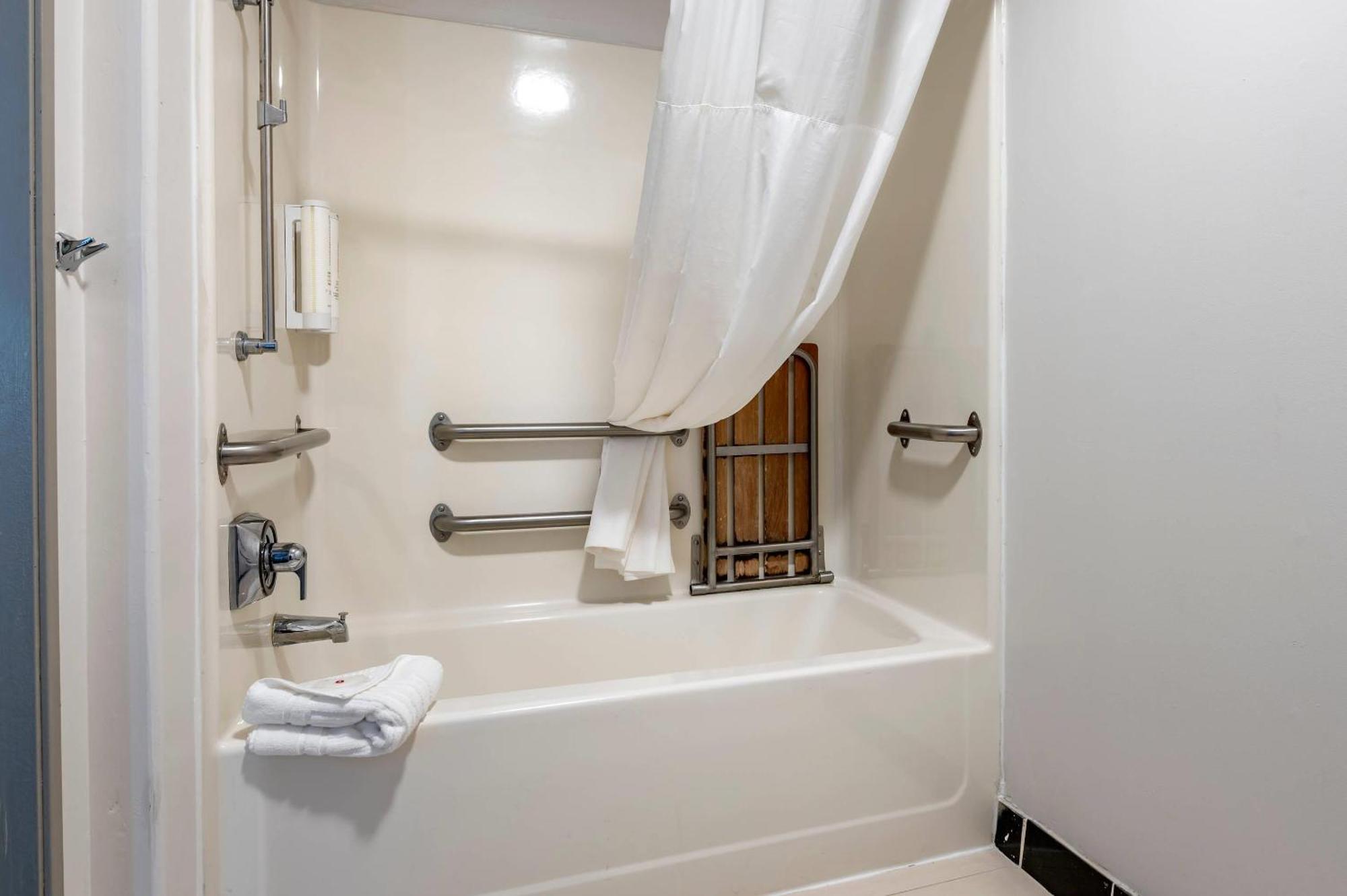 Queen Room with Accessible Tub - Accessible/Non-Smoking