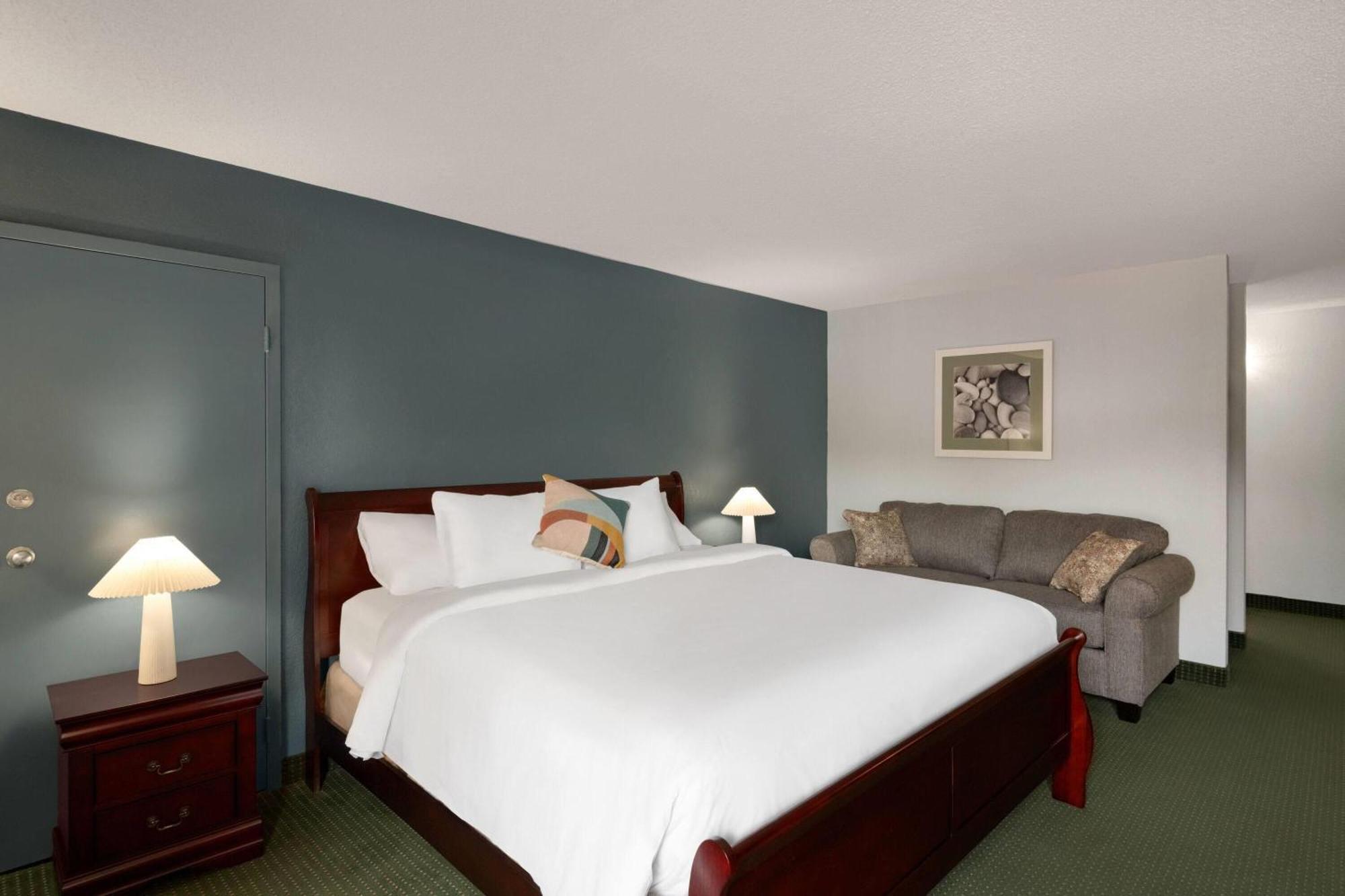 One-Bedroom King Suite - Non-Smoking