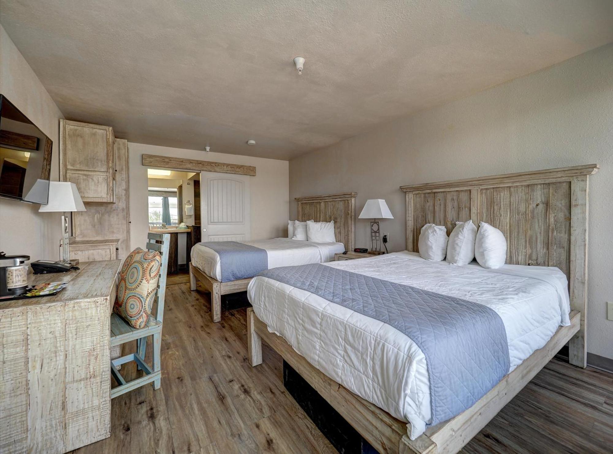 Queen Room Harbor Bridge Side