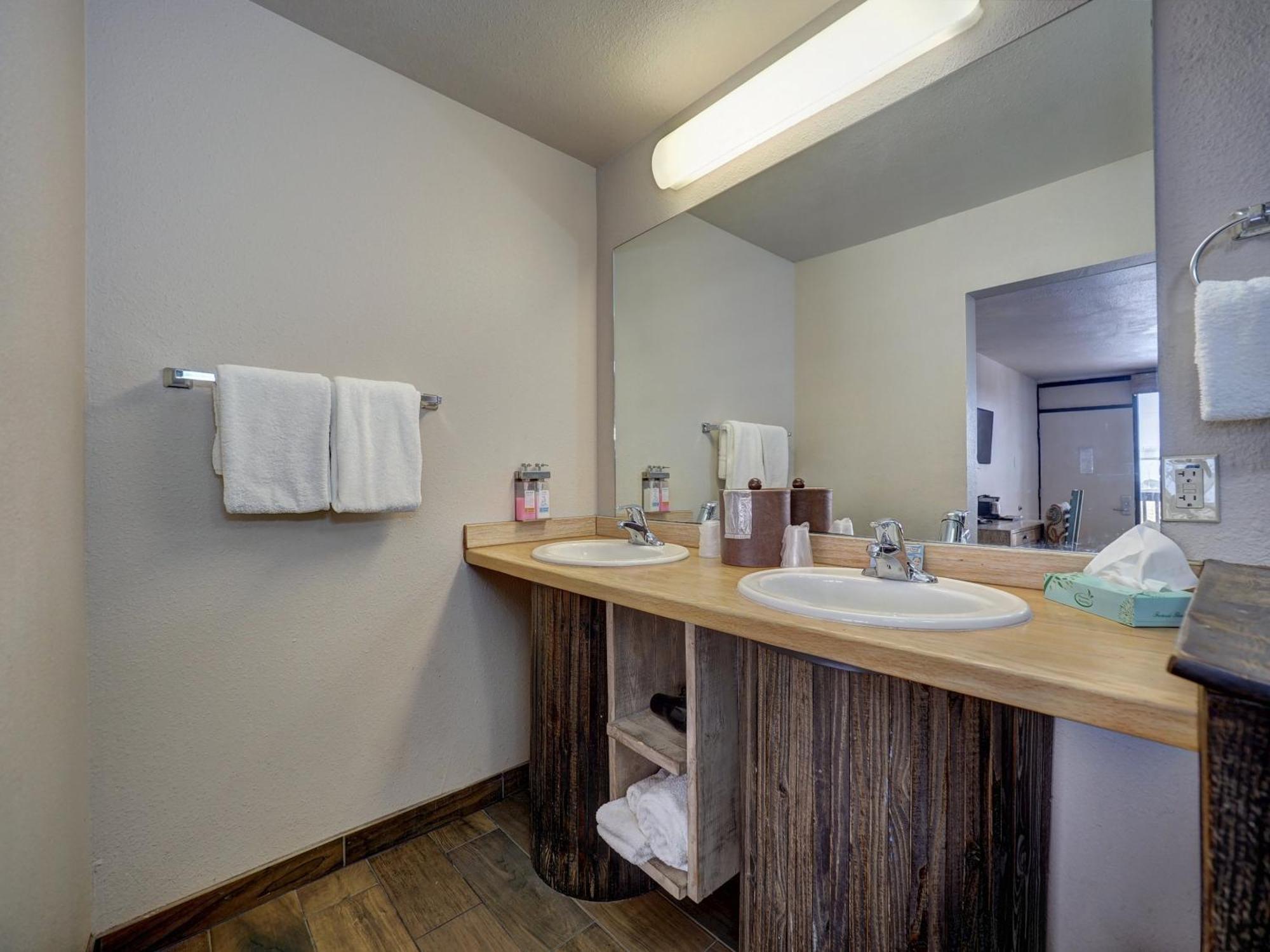 Queen Room Harbor Bridge Side