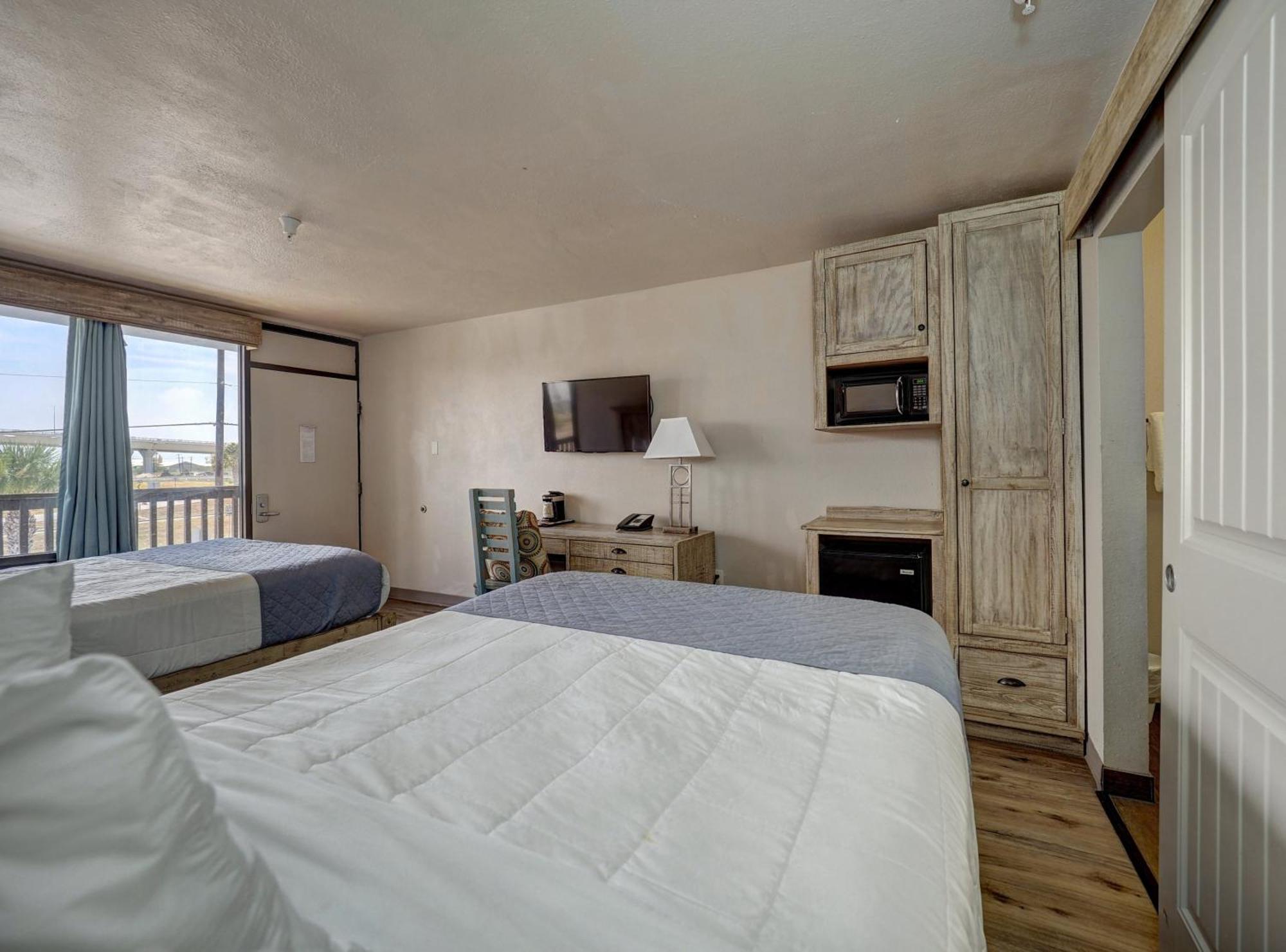 Queen Room Harbor Bridge Side