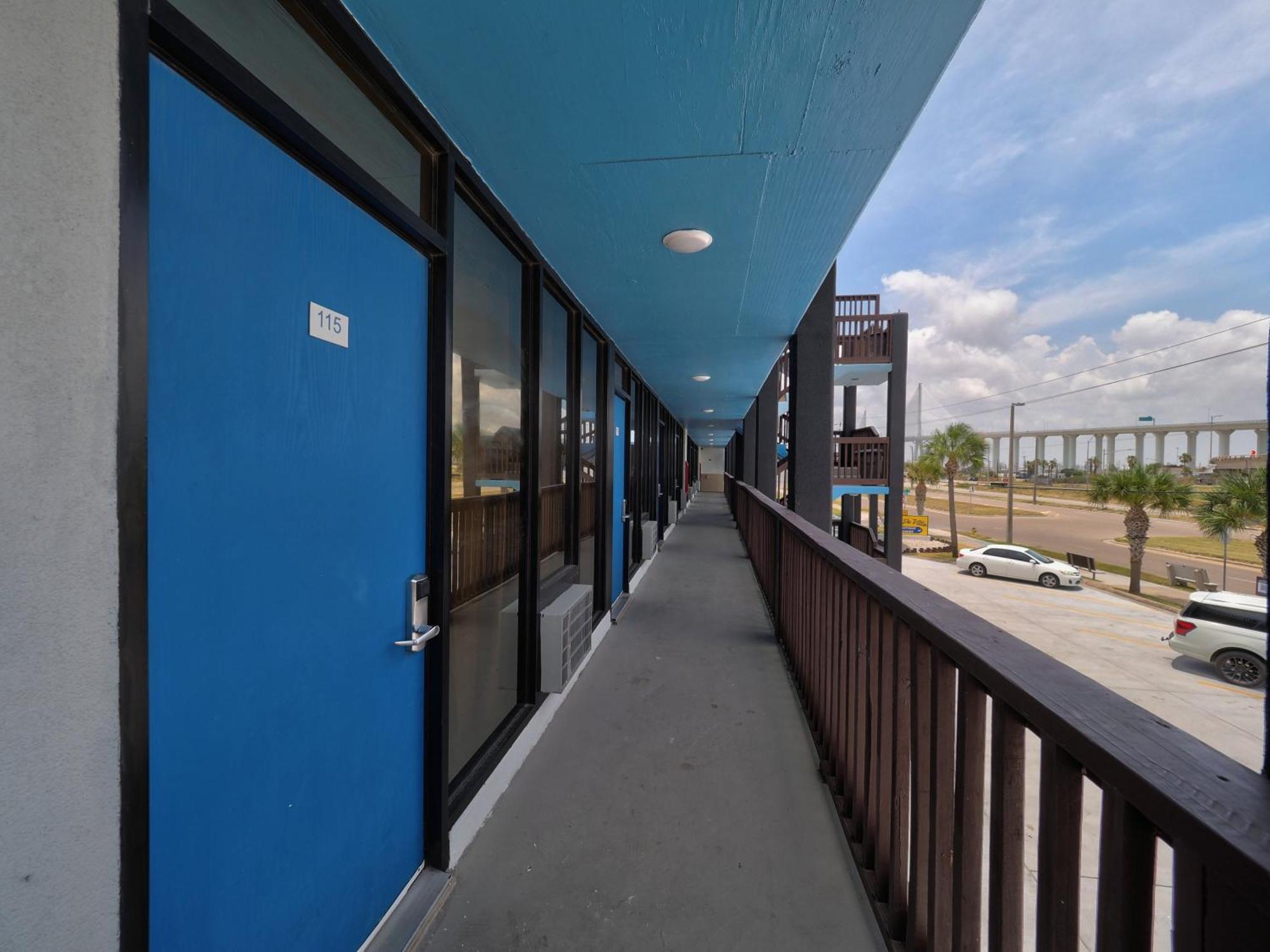 Queen Room Harbor Bridge Side