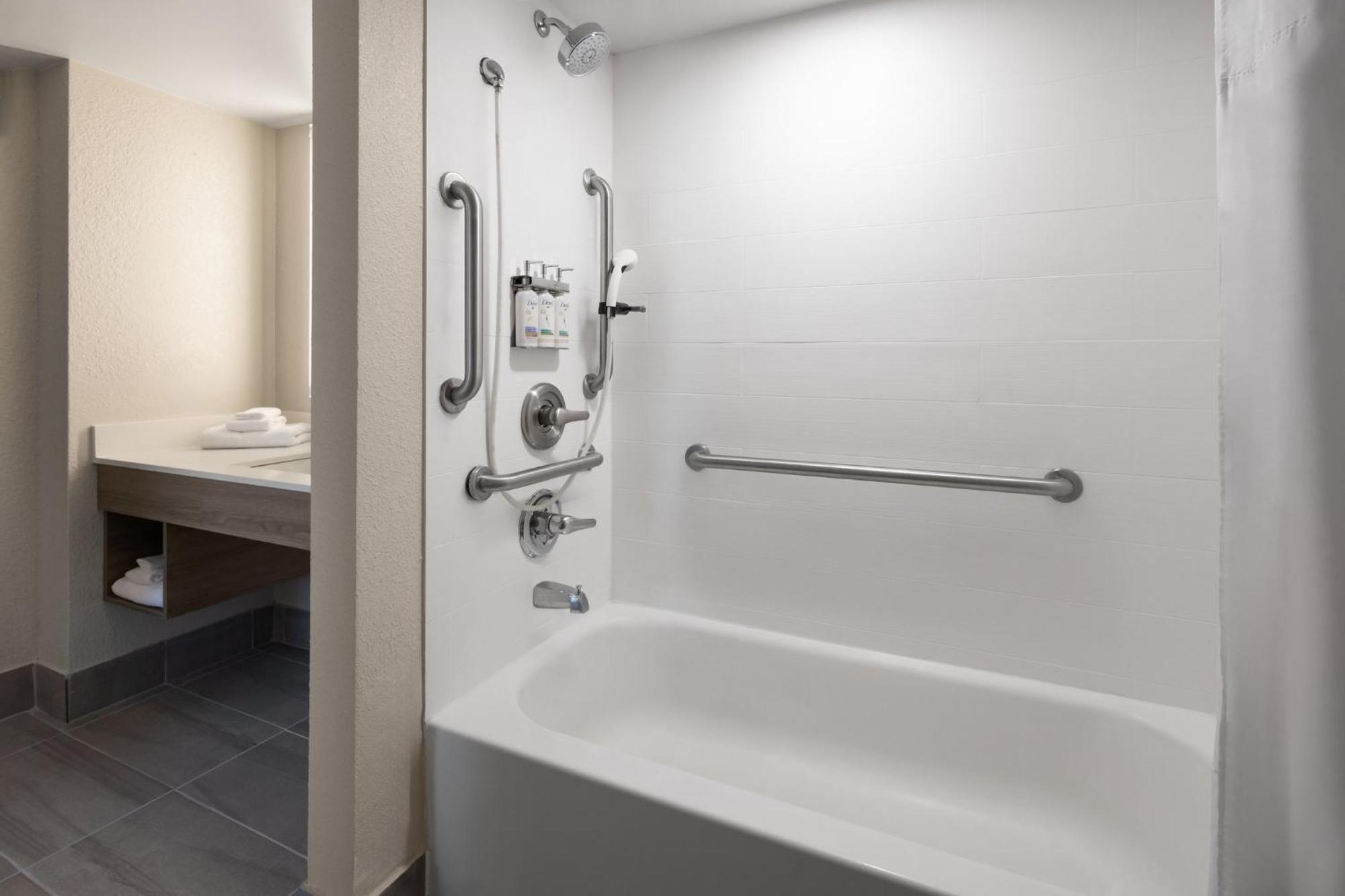 Standard King Room Mobility Accessible Tub,1698035576:JPEG