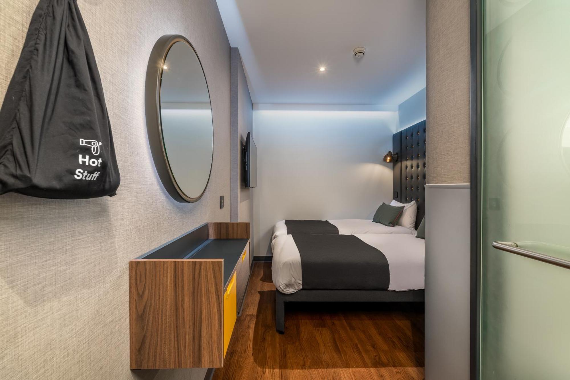 Cosy Twin Room no Window
