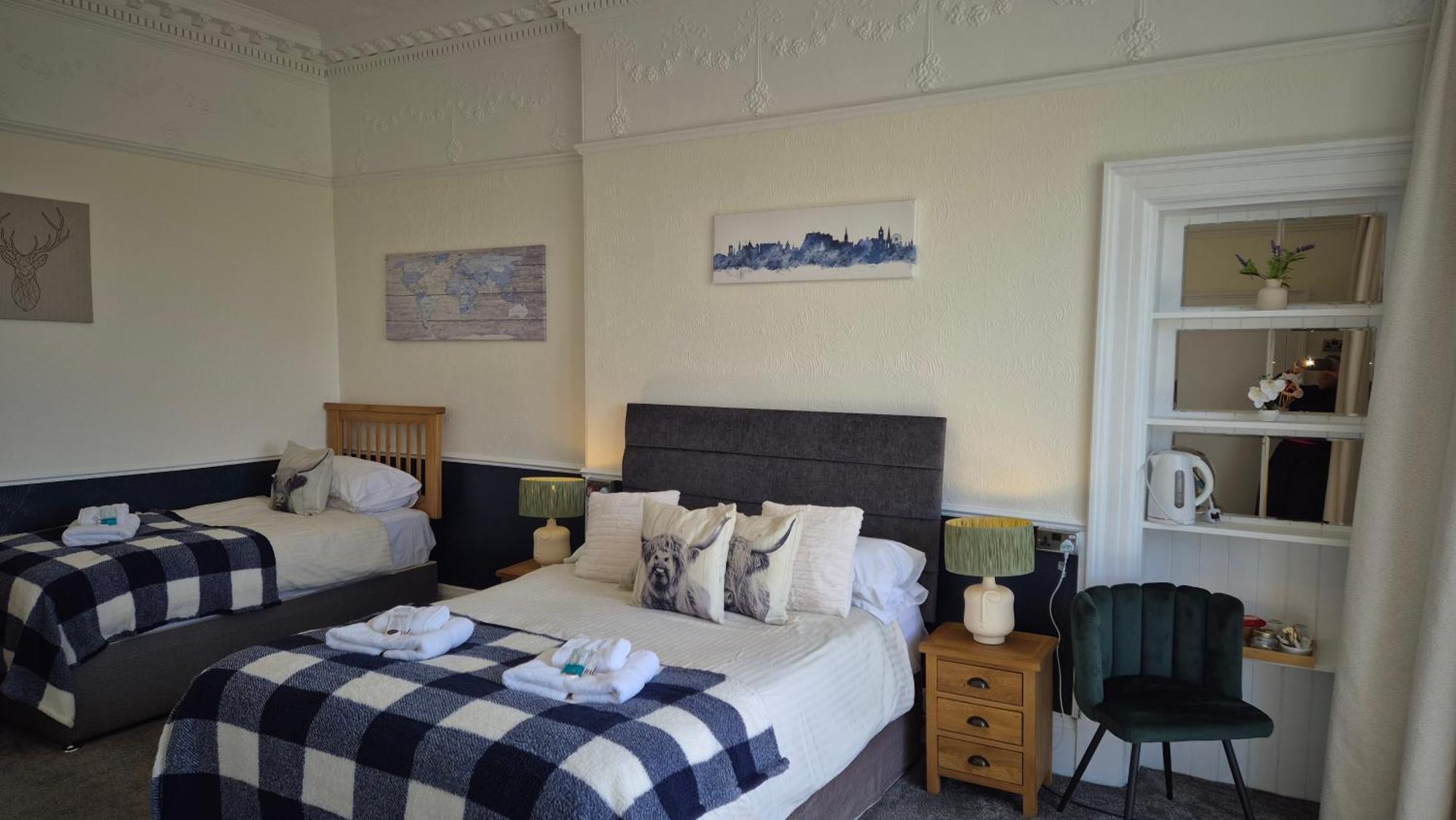 Dreibettzimmer mit Stadtblick