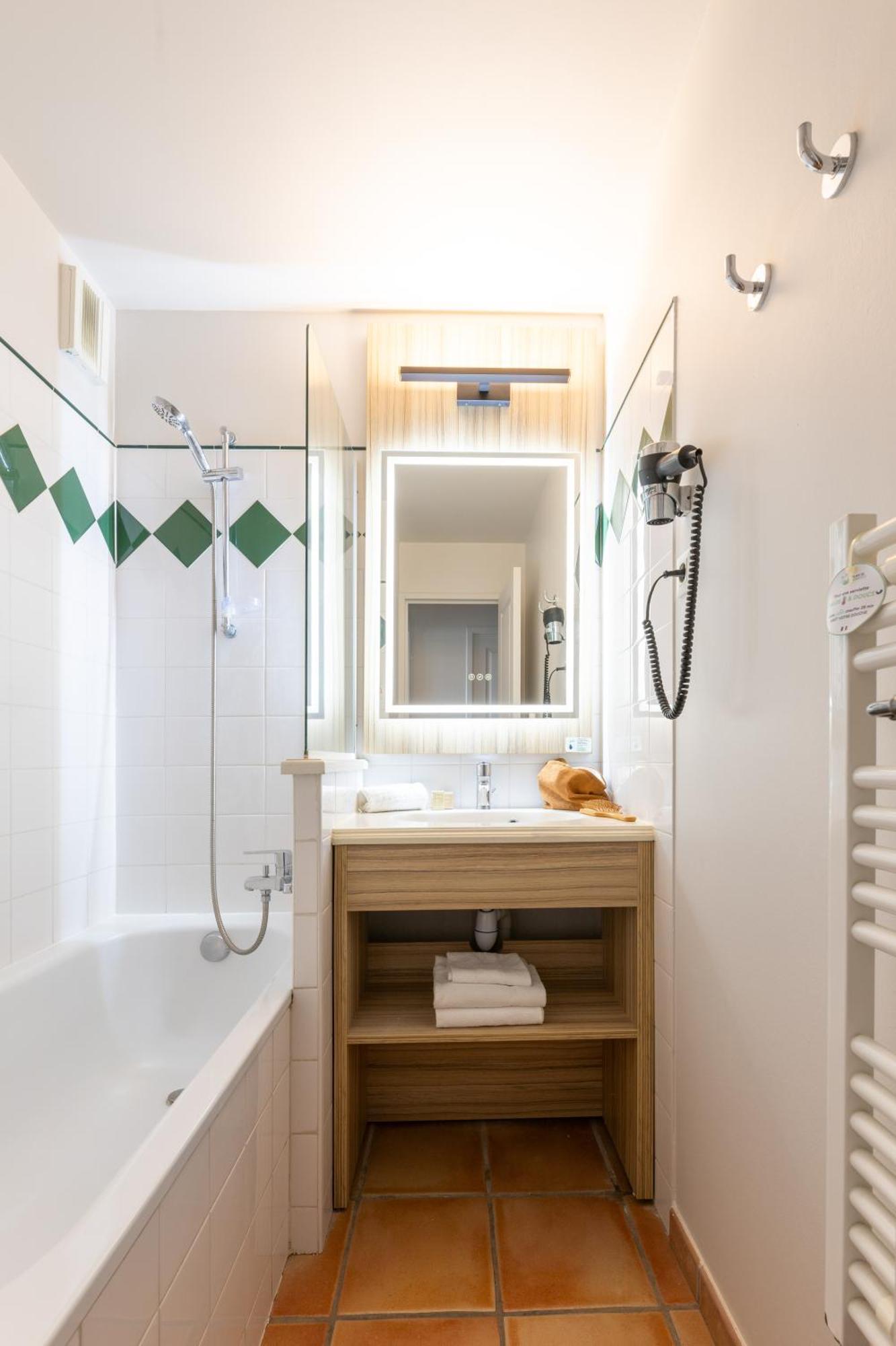 Superior One-Bedroom Apartment Sleeping Alcove,1698846158:JPEG