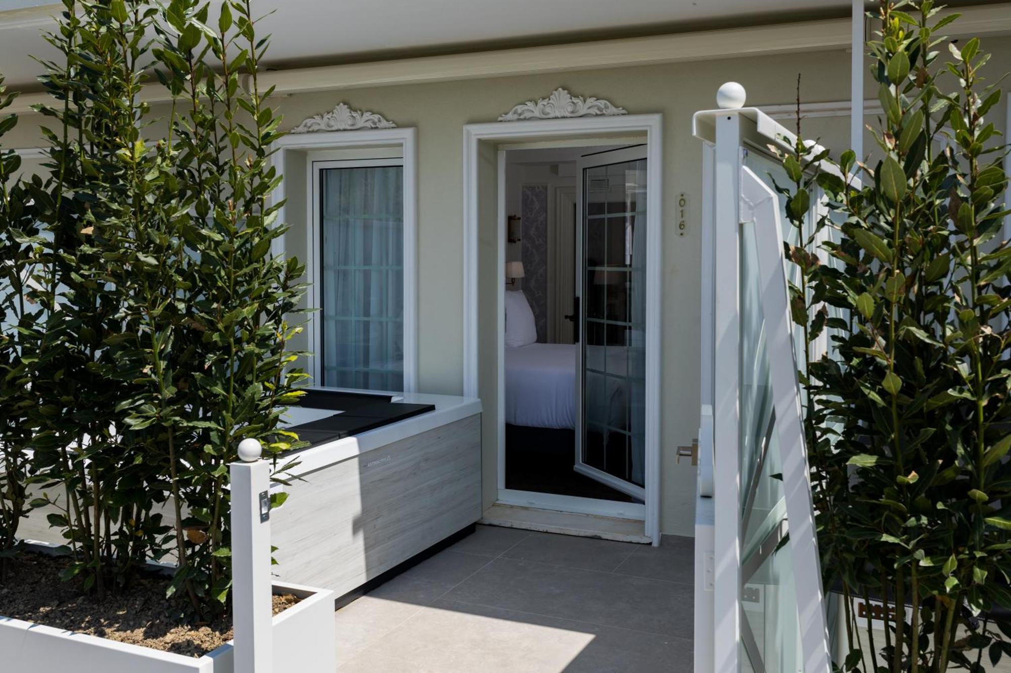 Deluxe Room Jacuzzi on the Terrace