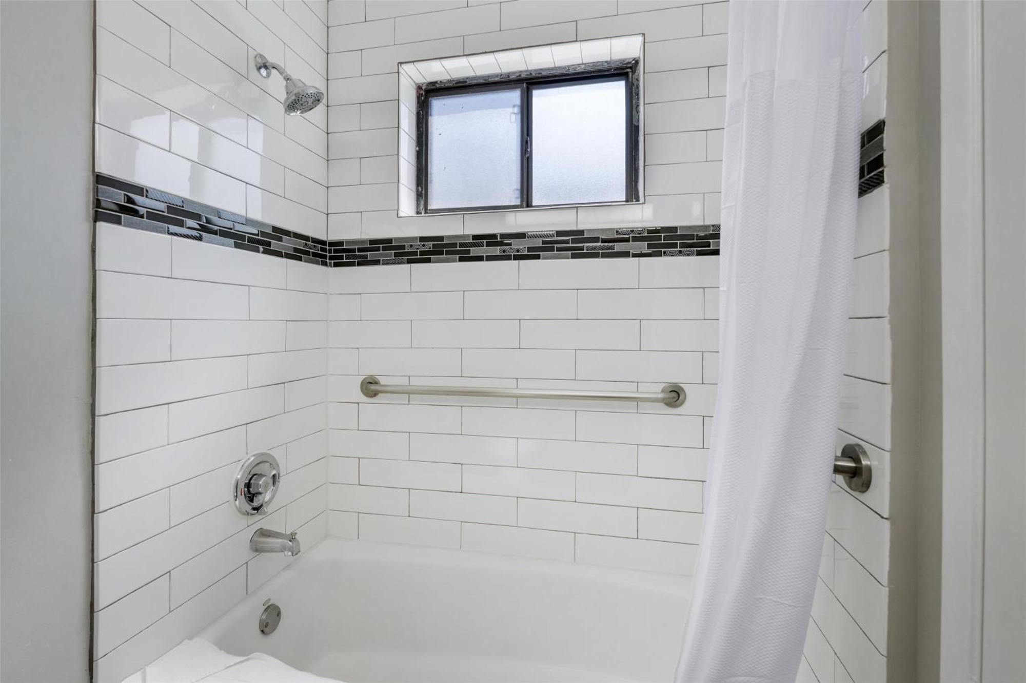 Queen Room Bath Tub Grab Bar Non-Smoking