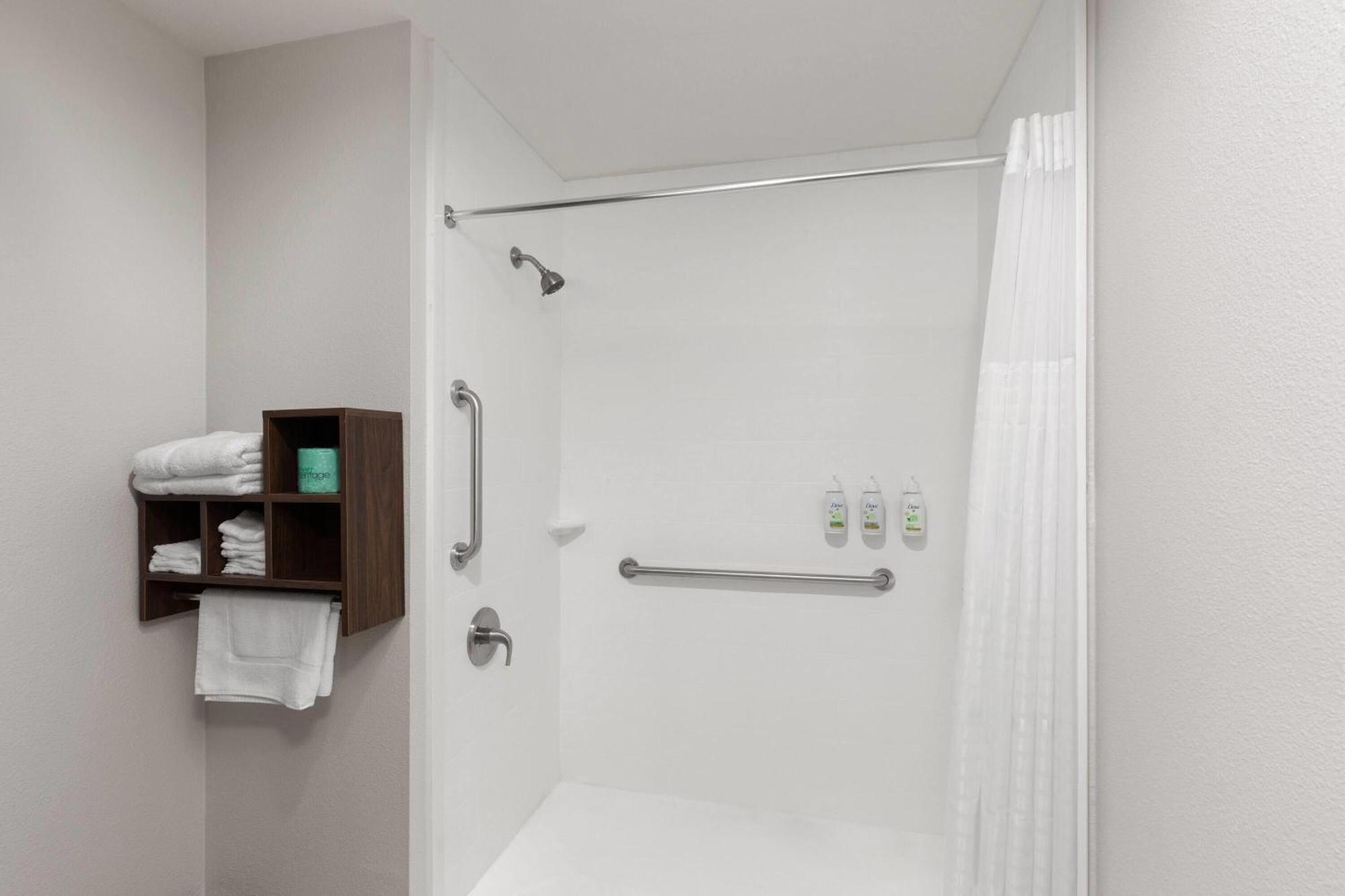 Queen Room with Mobility/Hearing Access - Non-Smoking