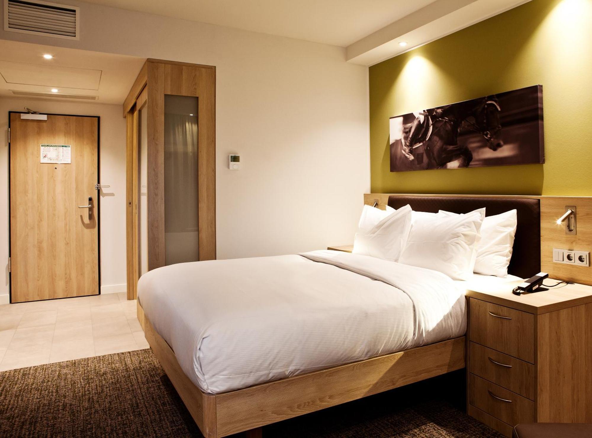 Queen Room Accessible
