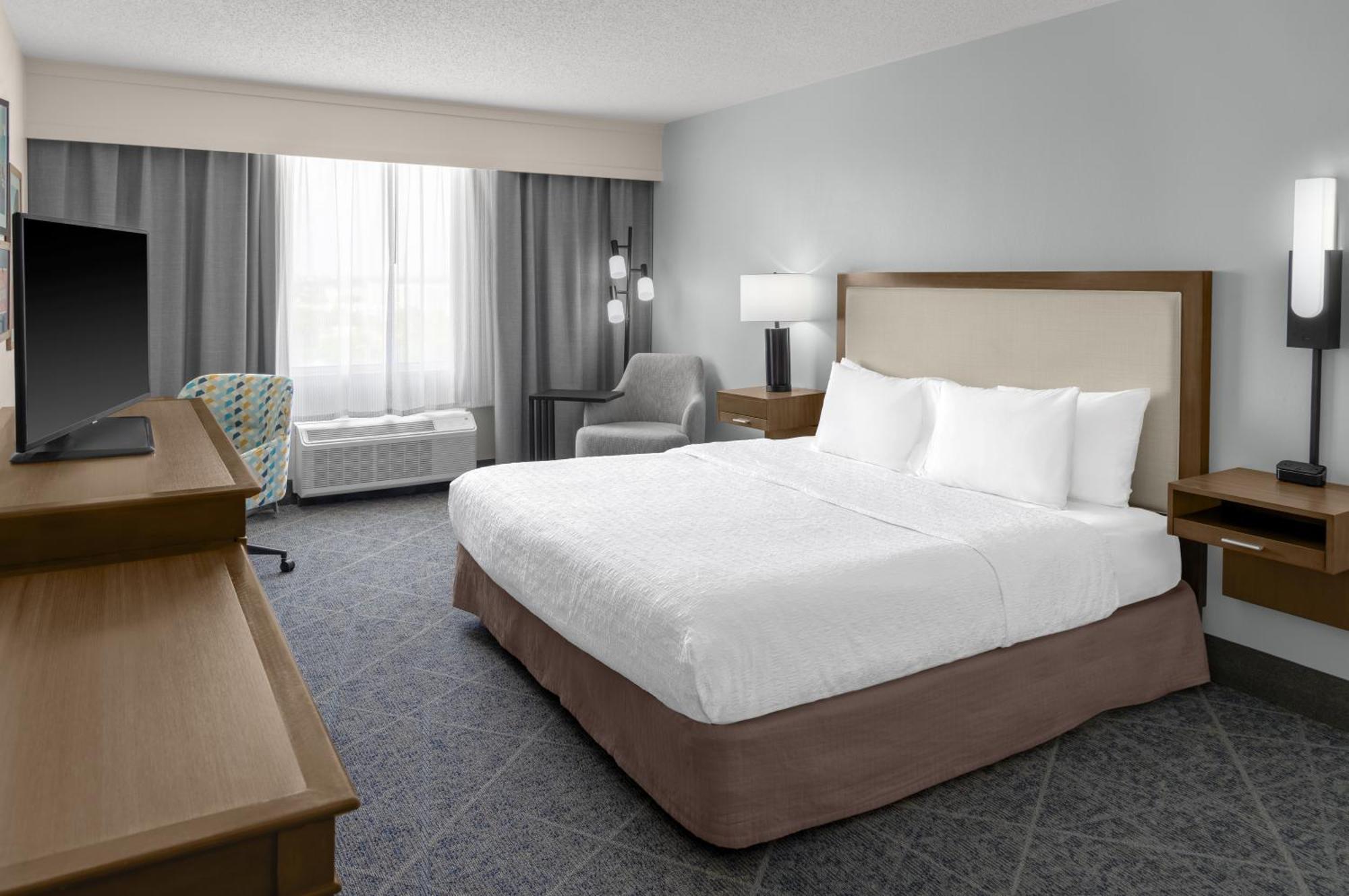 King Room with Roll-In Shower - Mobility Access/Non-Smoking