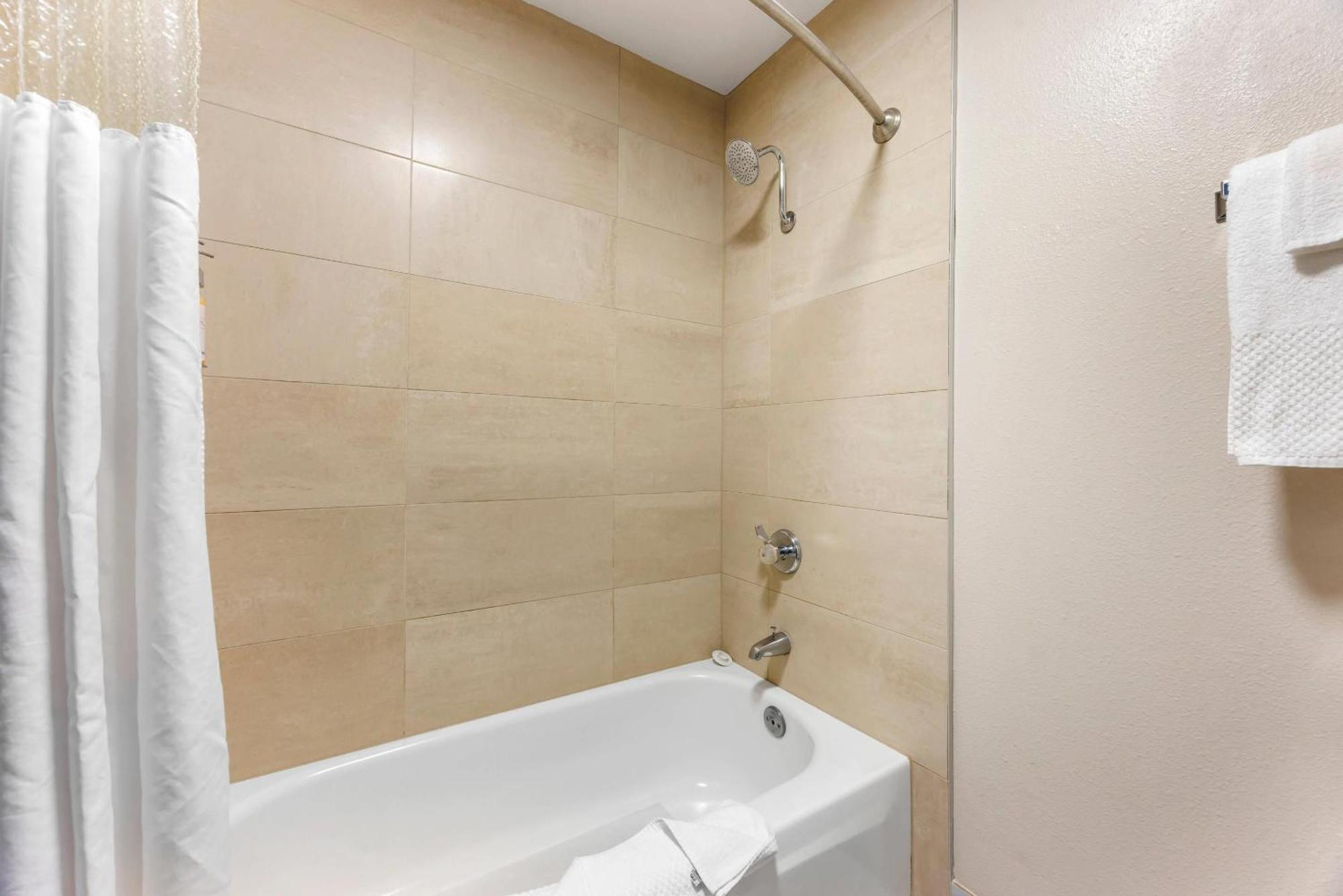 2 Queen Beds - Balcony - Non Smoking
