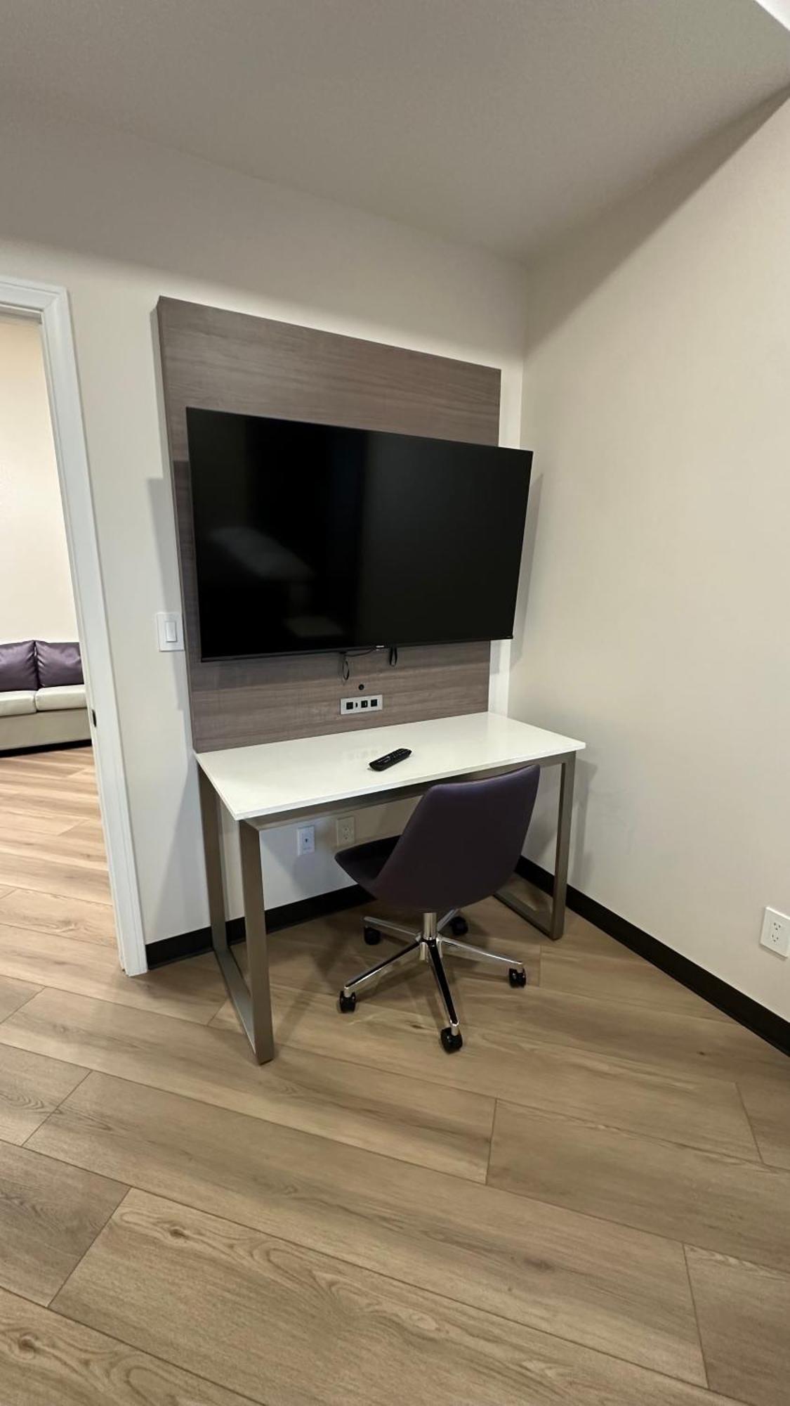 King Room Spa Tub Kitchenette,1703578820:JPEG
