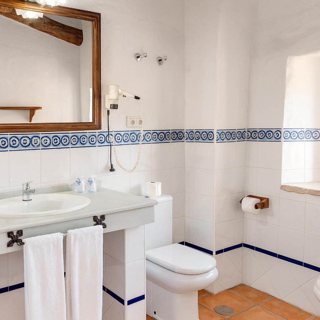 Habitación con cama grande