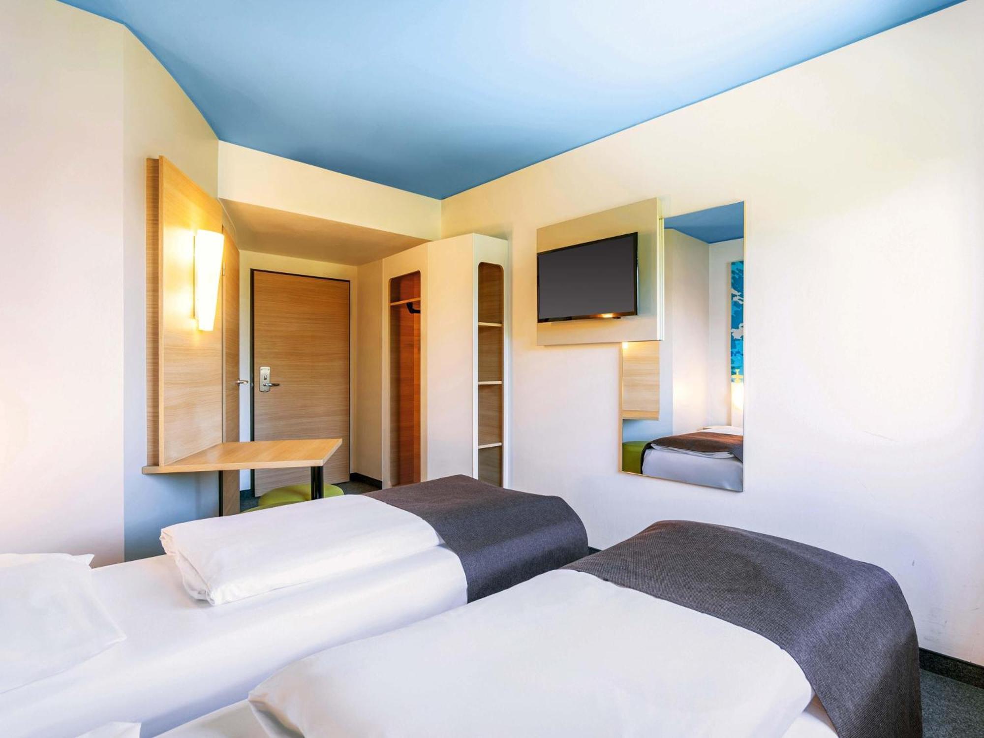 Twin Room,1704913592:JPEG