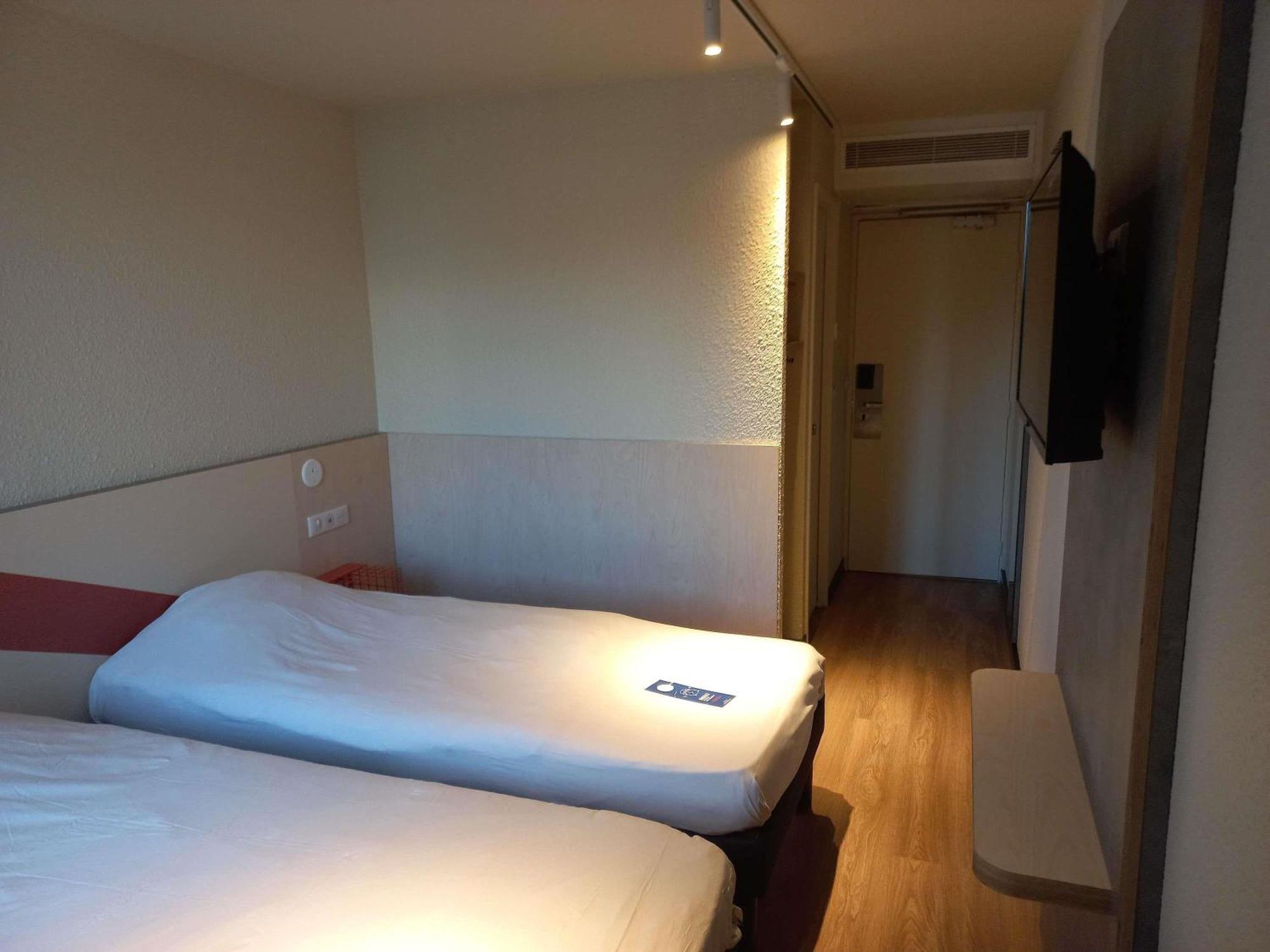 Twin Room,1704946669:JPEG